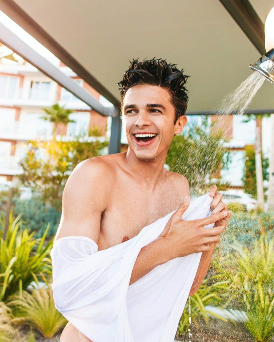 Brent Riveraさんのインスタグラム写真 - (Brent RiveraInstagram)「shower time 💦」7月14日 16時43分 - brentrivera