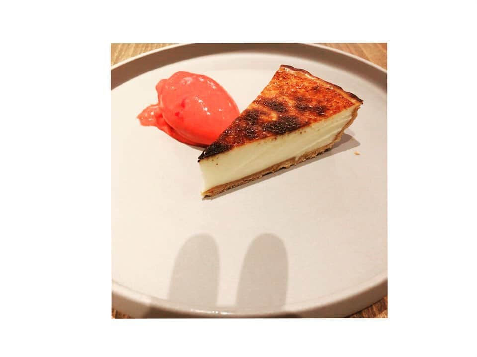 城華阿月さんのインスタグラム写真 - (城華阿月Instagram)「#チーズケーキ 暴れ食いからの #スペイン料理 屋さん 1つ目は食べた記憶無いぐらいのスピードで目の前から消えた #誰か に取られたか？🤔(笑) 2つ目を動画で撮ったけど #🤣 1ホール食べれてしまうぐらいの #美味しい  #cheesecake  #また食べたい  #ソルベ は注文聞いてから作ってます #大阪  #好き  #ごちそうさまでした」7月14日 16時47分 - azuki__joka