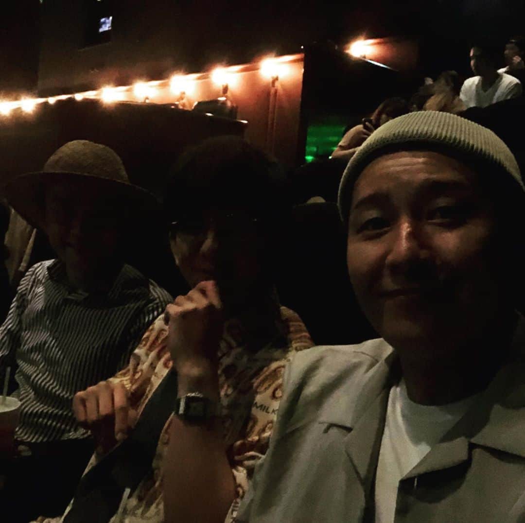 長田庄平のインスタグラム：「昨日向井がトイストーリー4一緒に観たいというので初めて映画館（試写会は行った）に観に行った、ついでにななまがりの森下も来た #暗 #横で直接吹き替えしてやろうかと思った #ダッキーバニーのボケで笑うよう促した #ダッキーバニーのボケでみんな笑ってるか気になって集中出来なかった #職業病 #森下は全然トイストーリー知らなかったマジ話し合わない #観終わったあとバニーの事長田って言ってた #ギャビーギャビーの事ボビーボビーって言ってた #トイストーリー4 #ダッキーバニー #ピクサー #ディズニー #パンサー向井 #ななまがり森下 #チョコレートプラネット」