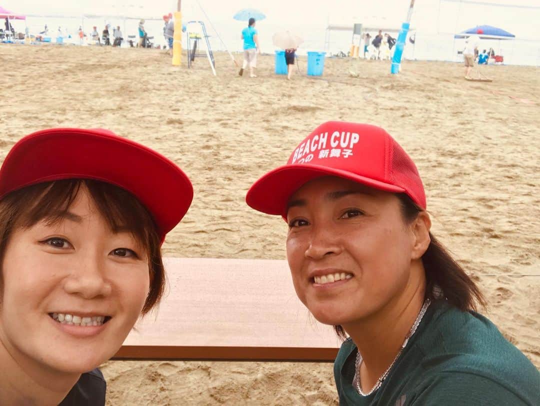 佐野優子のインスタグラム：「. ビーチのイベント☔️ . 雨女の私のせいかなぁ…と思っていたら、テルさんもかなりの雨女っぷりだと聞きひと安心😆 . 暑過ぎず良い気候でした🙆‍♀️ . #たつの市 #新舞子浜  #ビーチバレー #雨女 #w雨女  #砂アート #佐伯美香 さん」