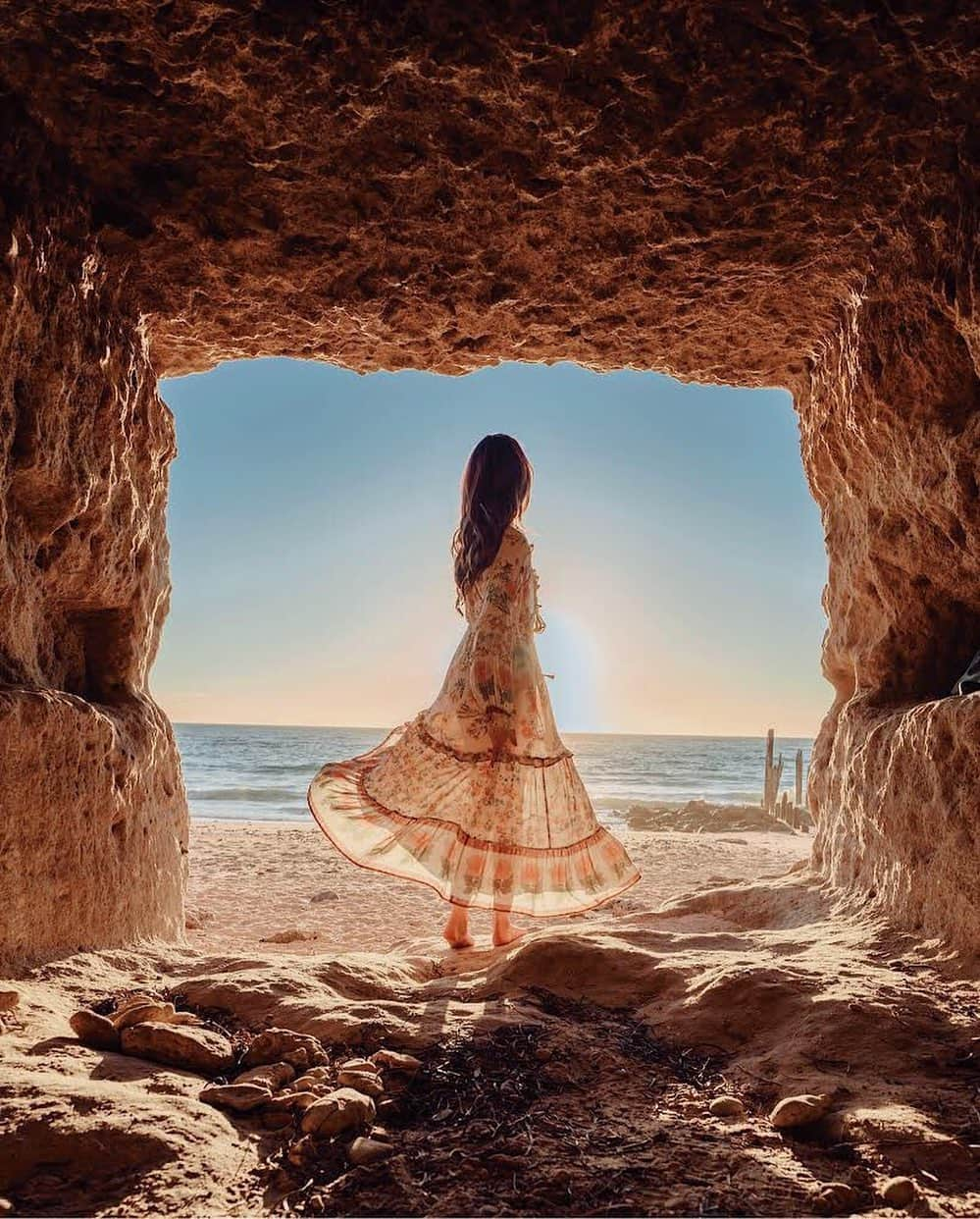 SPELLさんのインスタグラム写真 - (SPELLInstagram)「Taking in a sunset in South Oz 🕊✨ absolute stunner @taramilktea in our Wild Bloom Blouse + Maxi Skirt #spellskirtswish 🌸」7月14日 17時07分 - spell