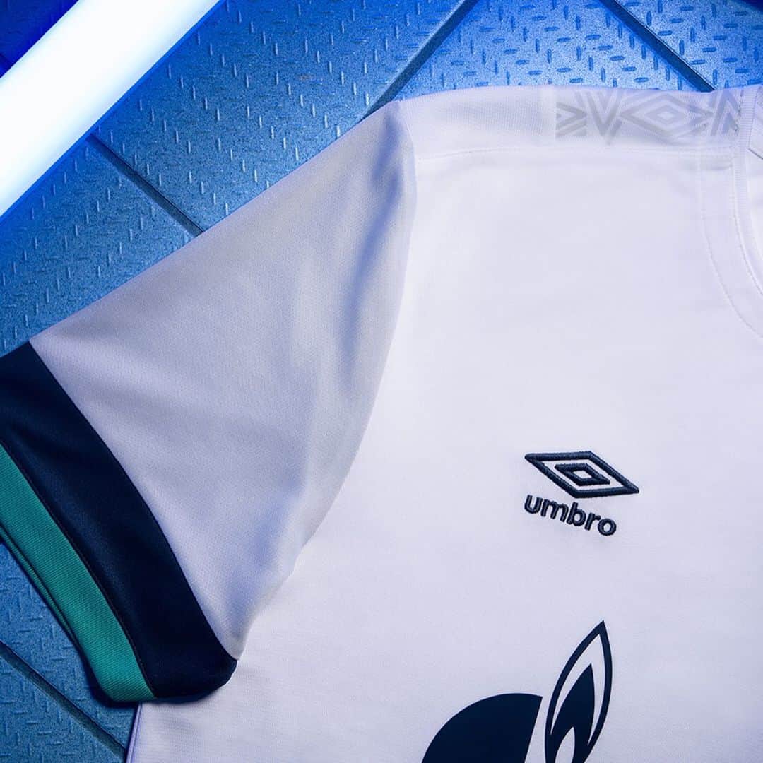 UMBROさんのインスタグラム写真 - (UMBROInstagram)「From Darkness Comes Light. Introducing the new @s04 Away Kit for 2019/20. In white as loved by so many and inspired by the green of the flag of Schalke’s hometown #gelsenkirchen. ⚪️🔵⚒ . . . #s04 #schalke #s04away #umbro #umbrofootball #footballkits #footballshirt #classicfootballshirts #soccerjerseys #futbol #footballkit #kitporn #kitdesign #fromdarknesscomeslight」7月14日 17時00分 - umbro