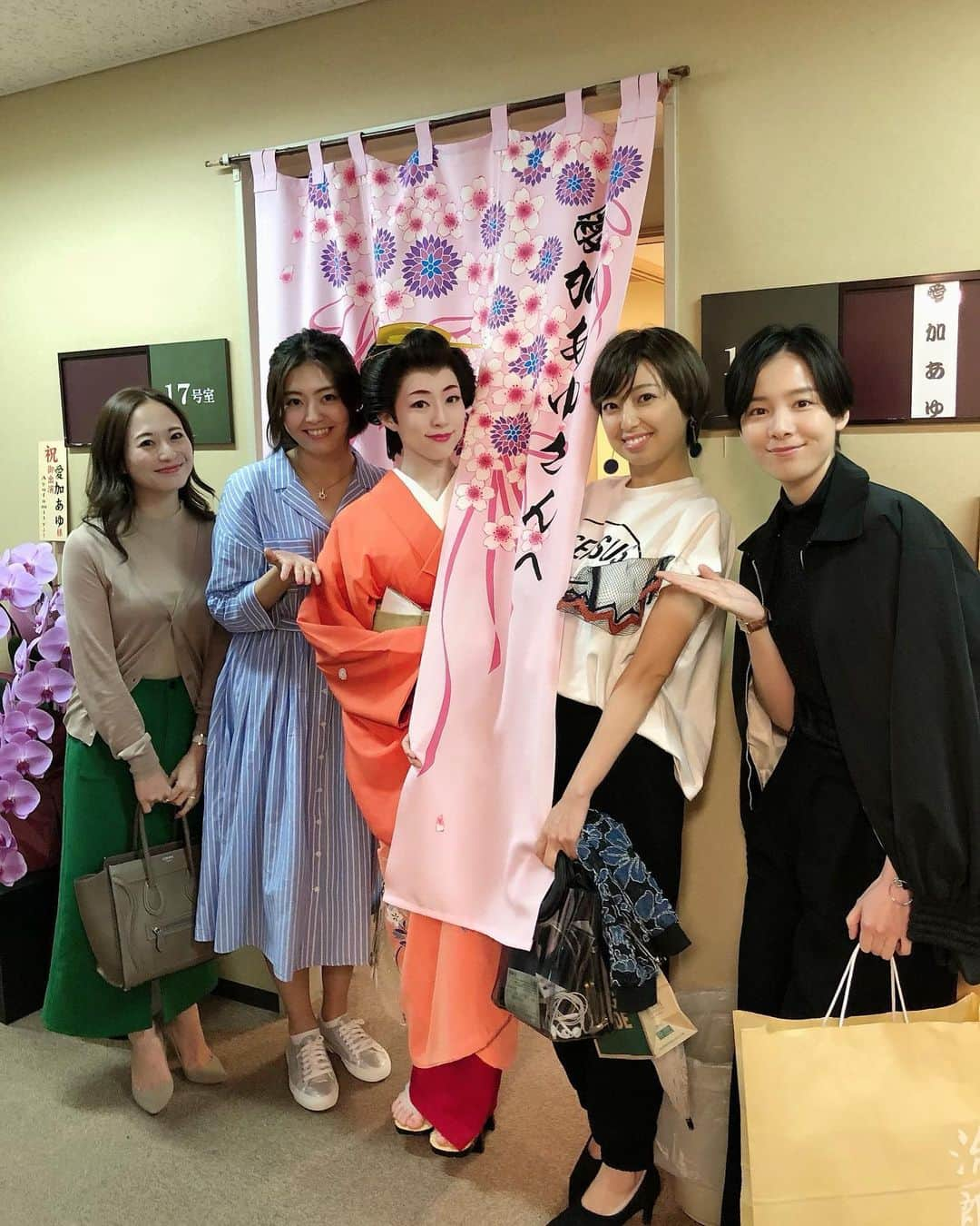 稀鳥まりやさんのインスタグラム写真 - (稀鳥まりやInstagram)「＊ 昨日れなが出演中の舞台 「勝小吉伝」を観劇させて頂きました✨ 和服姿のれなちゃん、相変わらず可愛いくて😍輝いてました👏✨✨ ・ 主演の中村雅俊さん、とてもダンディで格好良かったです✨ 素敵な時間を有難うございました💓 ・ #中村雅俊アニバーサリー公演 #勝小吉伝  #明治座 #愛加あゆ #森なな子 #春花きらら #岸本望」7月14日 17時04分 - mariya_kitori