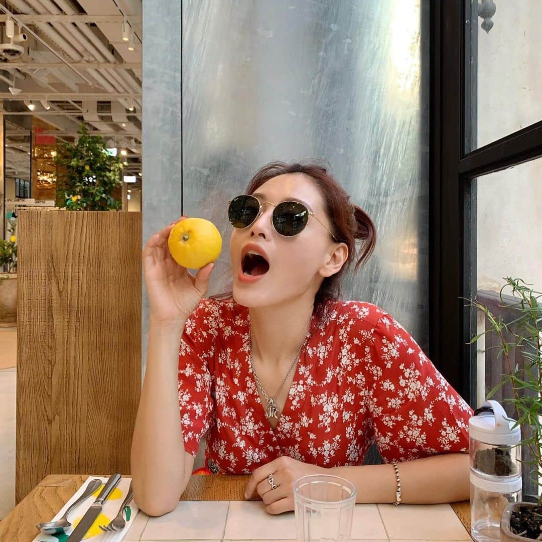 キム・ジェギョン さんのインスタグラム写真 - (キム・ジェギョン Instagram)「🍋😎🍋 #상품협찬」7月14日 17時16分 - _kimjaekyung_