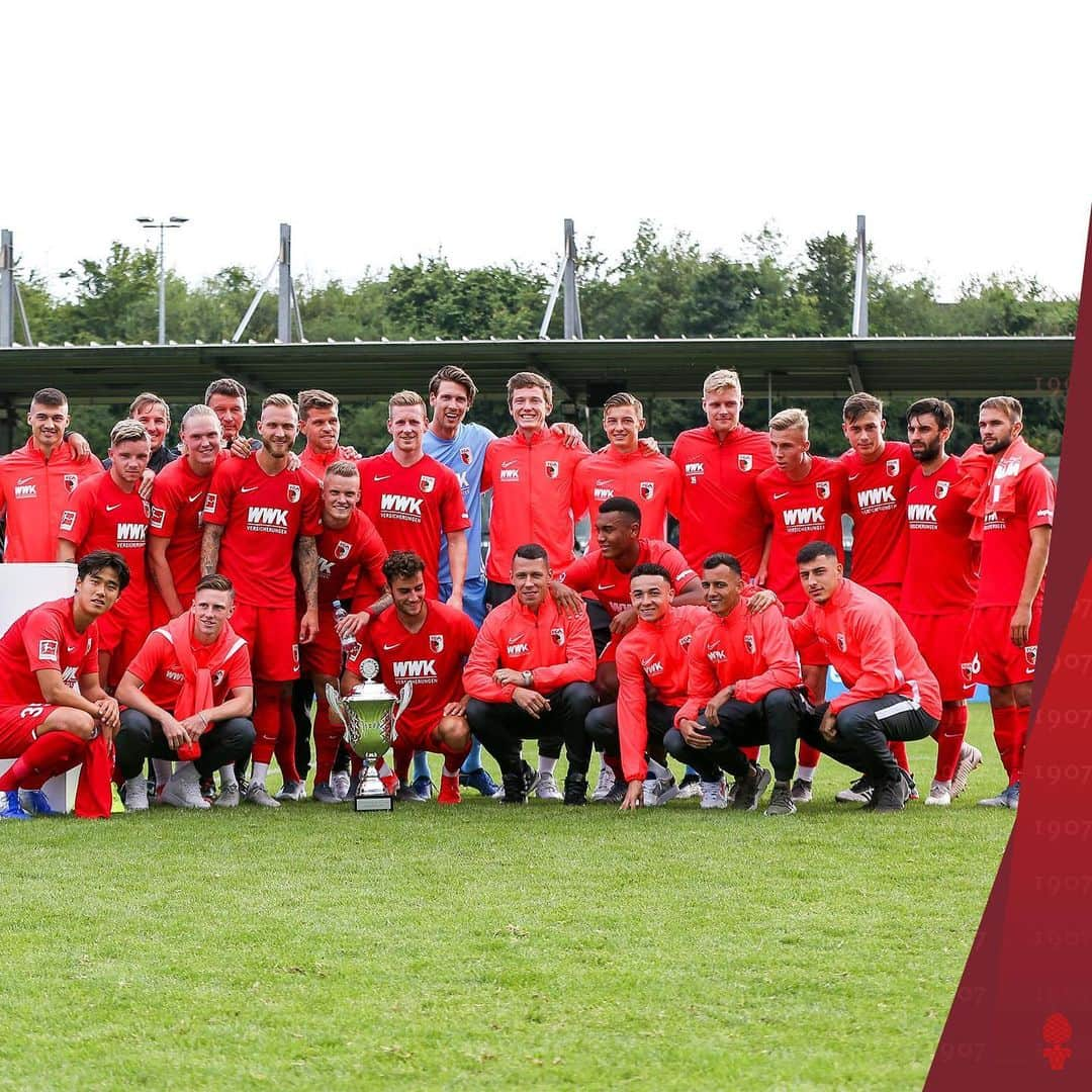 FCアウクスブルクさんのインスタグラム写真 - (FCアウクスブルクInstagram)「Campeones! 🤪🎉😉 Weiter so, Männer! ✊ #FCA #FCA1907 #fcaugsburg」7月14日 17時09分 - fcaugsburg1907