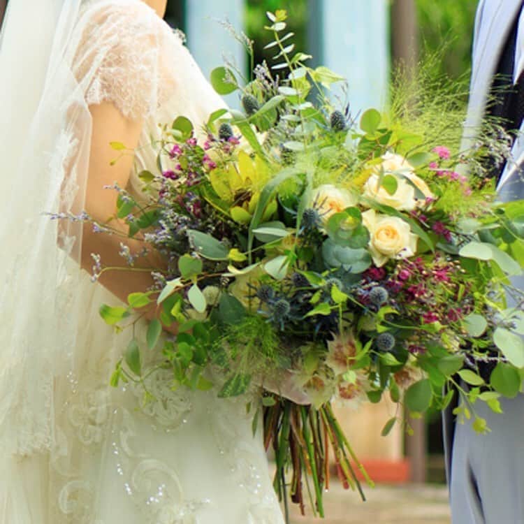 ホテルモントレウェディング【公式】 のインスタグラム：「♥ ￣￣￣￣￣￣￣￣￣￣ @montereyweddingをフォローして 『 #モントレ花嫁 』『 #ホテルモントレ』の タグをつけて投稿してくださいね＊*. . 花束の様に束ねたクラッチブーケ✧* グリーンをふんだんにつかい ナチュラルな印象に♡+* . ◆ホテルモントレ公式HPはこちら* https://www.monterey-wedding.jp . #モントレ #モントレ花婿 #プレ花嫁 #卒花 #weddingdress #プラコレ #ウエディングニュース #marryxoxo #wedding #dress #結婚式場 #日本中のプレ花嫁さんと繋がりたい #ブライダルフェア #結婚式 #パーティ #披露宴 #2019年春婚 #2019年夏婚 #2019年秋婚 #2019年冬婚 #ホテルウェディング #dressy花嫁 #marry花嫁  #weddingparty #flower #パーティー #ウェディングドレス」