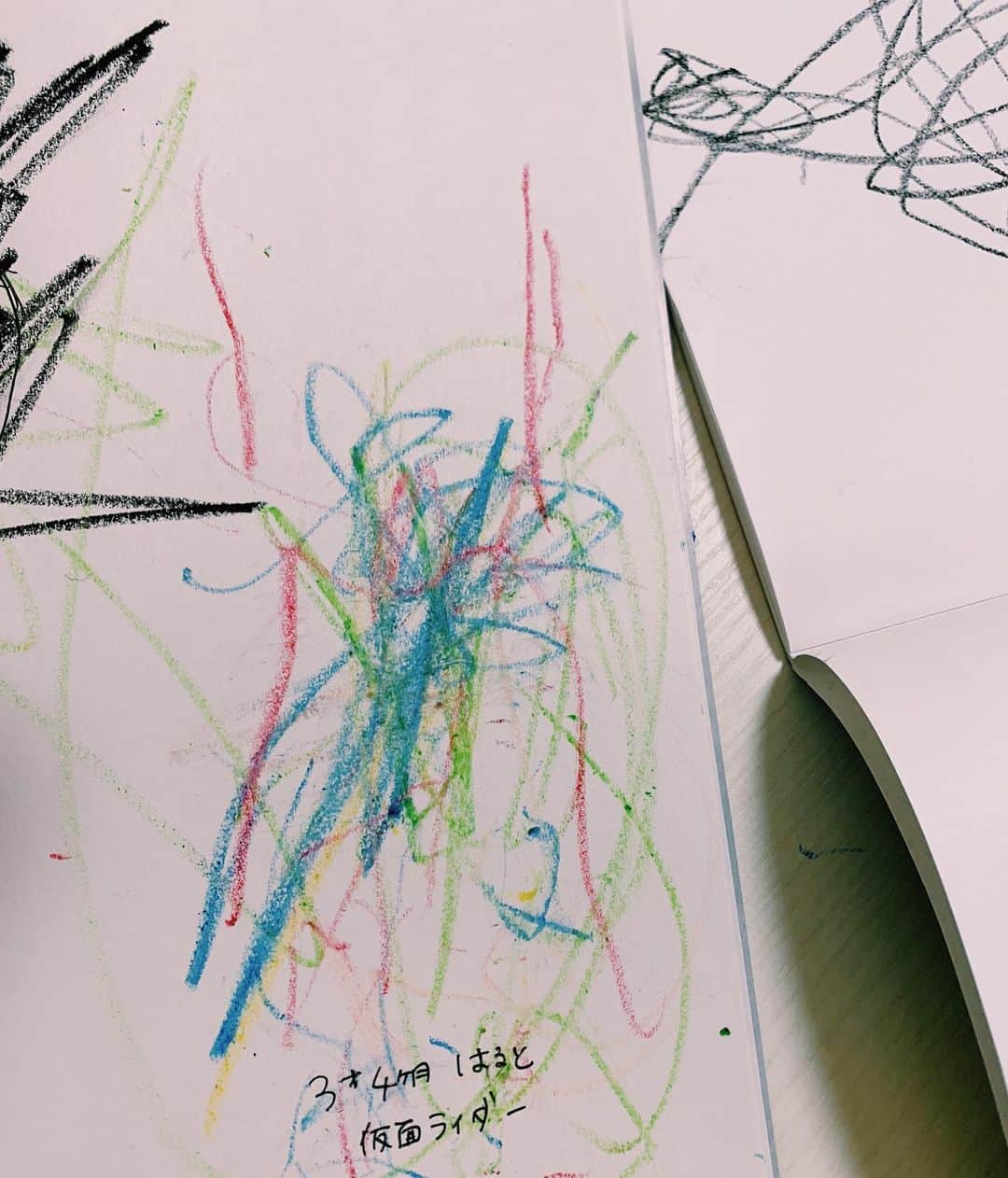 小池真友さんのインスタグラム写真 - (小池真友Instagram)「仮面ライダーを描いたらしい ちゃんとツノがあってびっくり🤣👌✨ . #お絵かき #雨の日の過ごし方 #3歳4ヶ月 #私の字の汚さすみません笑」7月14日 17時14分 - koikemayu_