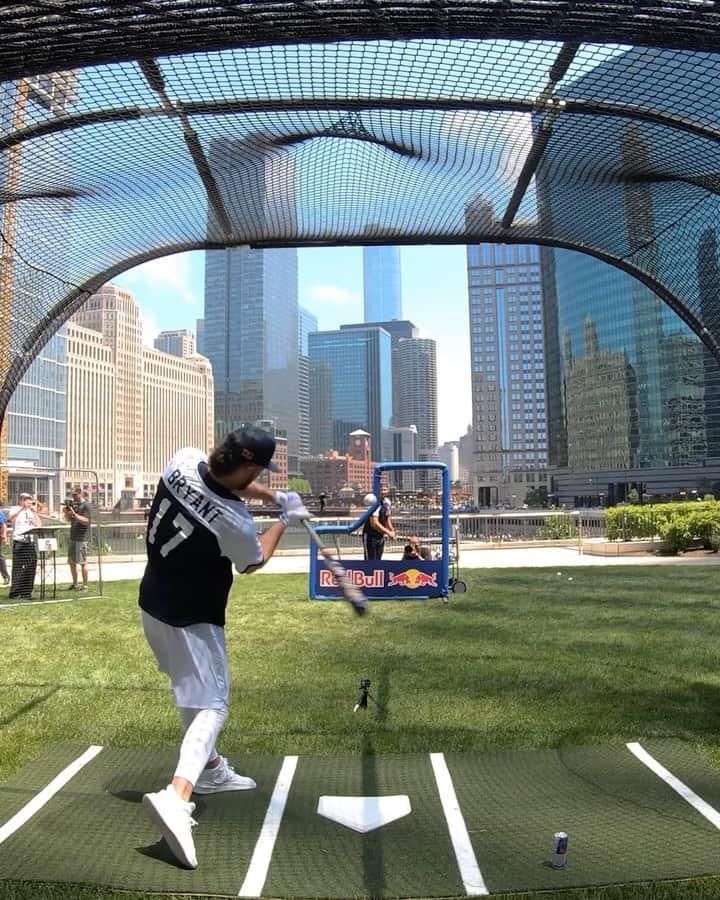 レッドブルのインスタグラム：「Slugs it to kayakers.✔️Smashes zero windows.✔️Play it on your📱& hit the ⚾️ w/ @kris_bryant17 (link in bio). #battingpractice #BPintheStreets #KrisBryant #play #game #baseball #redbull #givesyouwings」