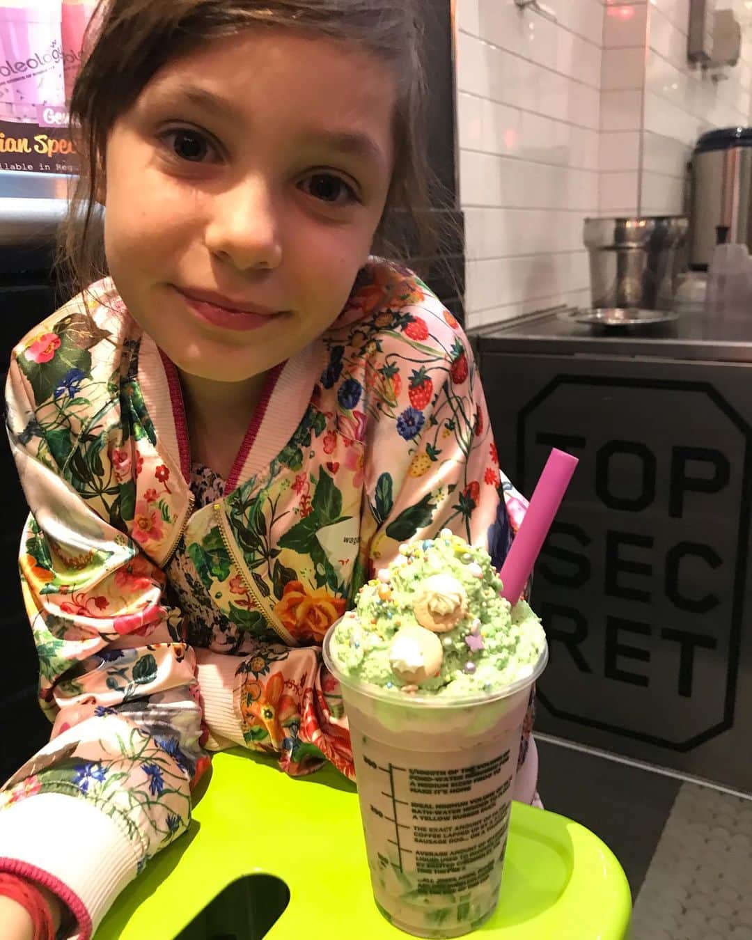 メアリー・マコーマックのインスタグラム：「London has a very strong boba game.」