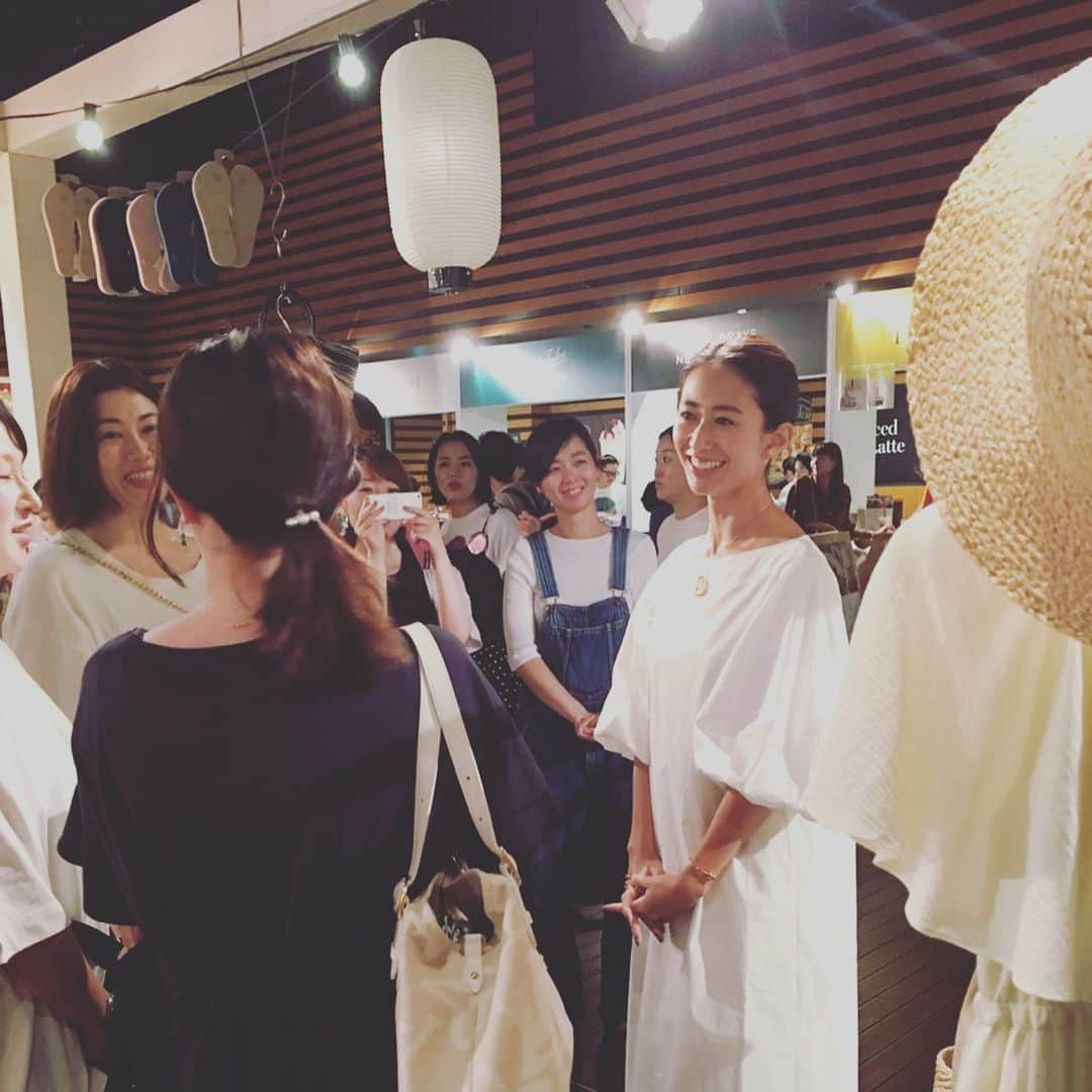 神山まりあさんのインスタグラム写真 - (神山まりあInstagram)「昨日おととい2日間、 「JUNの縁日」にてアパレル店員もどきをさせていただきました😂✨ 遊びに来てくださった皆さま、コラボワンピースを購入してくださった皆さま、ステキなワンピースを作ってくださったJUNグループ•ROPÉのみなさま、本当にありがとうございました😊❤️❤️ 私は不在ですが、今日はイベント最終日！雨のお休みにピッタリの室内イベントです。ぜひ遊びに行ってみてください〜  @etsuko313 さんのヨガイベントも開催中！途中でお会いできて嬉しかった❤️ @jungroupofficial @rope_jp  #rope #jungroup #thankyou #コラボワンピース #mom #happy #love #work」7月14日 8時17分 - mariakamiyama