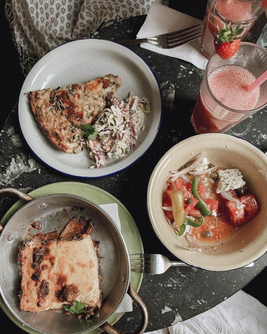 Manamiのインスタグラム：「🍴 Yiasemi 美味しいギリシャの家庭料理が食べれる可愛いCafe🤤💚 なんと1皿5€👏🏼👏🏼👏🏼 ここのムサカが1番好き🤤❤️ アテネのおススメ😚👌🏽💕」