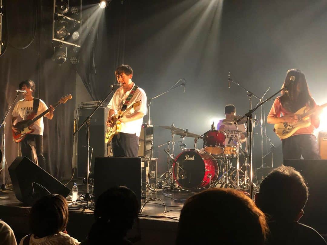 栗田善太郎のインスタグラム：「昨夜は薬院で集団山見せ的なLiveへ。 なんだよ、、キノコホテルは🍄🏨音源よりやはりエモいし、安定の演奏力！新譜に見事に旧譜に組み込むセット！明日の小倉FUSEへ是非！ 首振りDollsとの対バンなんて最高だろうと思います。 スパルタは13年振りの新譜から全てやった！ばかやろう〜Jumpinという鬼繋ぎ👹、これは選曲でもやらせてもらいます！！ ゴーグルズも頭から観られて良かった！ Paulがビーステで観られて良かった(笑)  #キノコホテル  #スパルタローカルズ  #spartalocals  #ゴーグルズ  #首振りdolls」