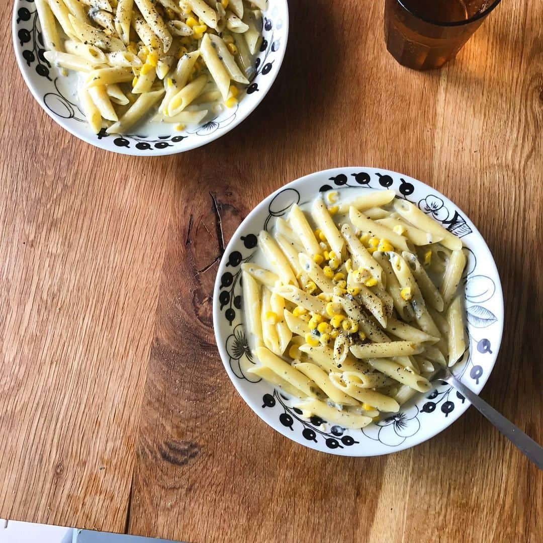 LEEさんのインスタグラム写真 - (LEEInstagram)「日曜日はトウモロコシで麺の日  フォッフー！上がるぜー！ トウモロコシ！  どれくらい上がるかと言うと マッドマックス怒りのデスロードを 見た時くらい。  野菜をどんどん食べる毎日麺カレンダー、 今日は野口真紀さんの ゴルゴンゾーラとトウモロコシの クリームパスタです。  料理家一豪快(ぷーすけ調べ)な 野口さんらしく、 ゴルゴンゾーラをガツッと使った ぜいたくな味。  トウモロコシの甘味とチーズの塩気の 組み合わせが絶妙すぎます。  昼ごはんにもいいけど、 シュワっと泡や白ワインなんかと 合わせると最高ですね。 私は残念ながら炭酸水でしたが。  ペンネでのびないので、 おもてなしのときの一品にも おすすめですよー。  ぷーすけ _ #magazinelee #LEEレシピ 作ったよという方は #LEE麺 #夏休み毎日麺カレンダー  で投稿お願いします #野口真紀 #トウモロコシ #パスタ #ペンネ #クリームパスタ #ゴルゴンゾーラ #1歳半の息子は食べませんでした #ゴルゴンゾーラは早すぎた」7月14日 8時32分 - magazinelee