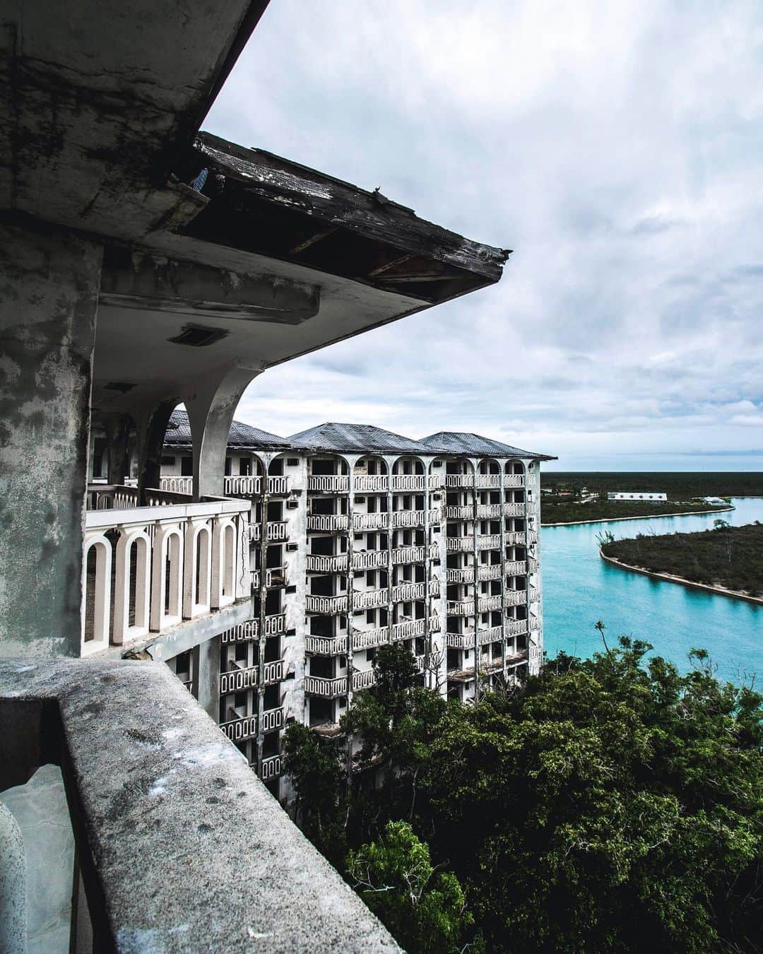 Abandoned Placesさんのインスタグラム写真 - (Abandoned PlacesInstagram)「“The Abandoned Arawak Hotel hidden along the Grand Lucayan Waterway in the Bahamas. This hotel has sat abandoned for over 25 years. The area was mostly undeveloped, we were worried about getting to the hotel. Luckily my friends and I had a very friendly cab driver who picked up her brother, he knew exactly how to get to the resort, shouts out to him for driving off the set path, dodging trees and other debris in the old road to take us right up to the front doors of the hotel! Grateful they stuck around for us to get our photos and get us back to where we needed to be. Such a cool feeling finding photos on google of the hotel then being able to witness the place first hand . One of my personal most memorable explores ever” Photography by @mikeyyniikes . . . . . . #itsabandoned #decay #ruins #explore #urbex #UrbanExploring #history #adventure #abandonedplaces #photography #abandonedphotography #travel #forgotten #abandoned #allabandoned #gramslayers #artofvisuals #AOV #MoodyGrams #illgrammers #HeaterCentral #createcommune #AGameofTones #create #abandonednature #abandonedEurope #urbexphotography #urbandecay #exploreeverywhere #photography」7月14日 8時36分 - itsabandoned