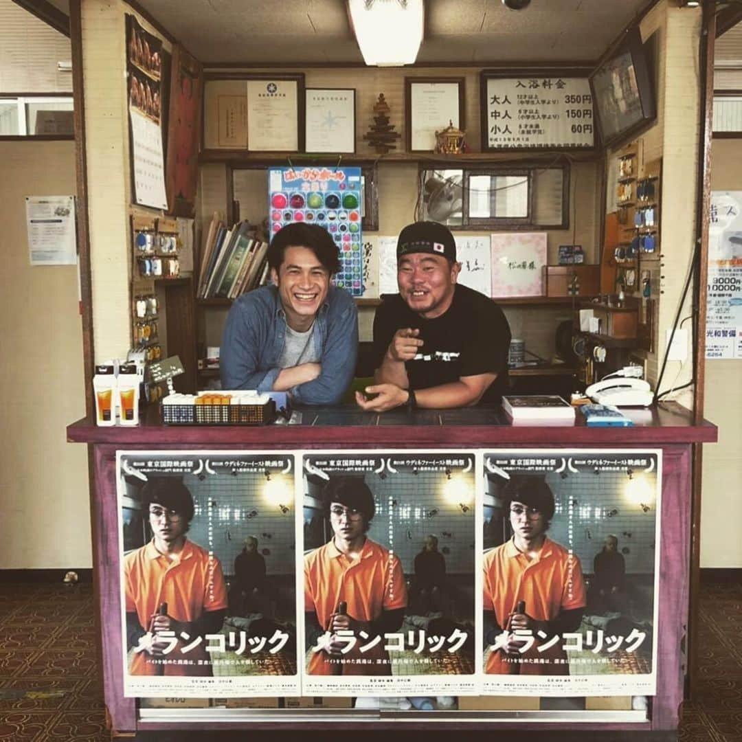 UPLINK film distributionさんのインスタグラム写真 - (UPLINK film distributionInstagram)「#Repost @kamoji13 ・・・ 約一年ぶりの松の湯。 ‌ ‌ 松の湯でとある雑誌の取材&撮影。 ‌ ‌ 銭湯の番台に堂々と3枚ポスターを貼らせてくれる、店主・風間さんの心意気。 ‌ ‌ 安心して下さい。 ‌ 松の湯はいつでもお客さんを優しく迎えます。 ‌ ‌ ‌ ‌ ‌ ‌ ‌  #メランコリック #メラコリ #アップリンク渋谷 #東京国際映画祭 #映画 #映画好き #映画館 #銭湯 #銭湯好き #浦安 #松の湯 #melancholic #uplink #cinema #publicbath」7月14日 8時46分 - uplink_film