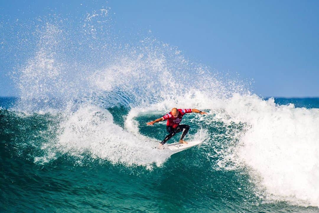 ケリー・スレーターさんのインスタグラム写真 - (ケリー・スレーターInstagram)「Nothing better than the big, open walls of #JBay. Fun day today and hoping for some more solid waves this week. Spent the afternoon talking with the girls and crew with @surfersnotstreetchildren, #BrittMerrick, and lots of surf fans. I’ve also been shell hunting and meditating. All these things go together very cohesively at J-Bay. 🙂」7月14日 8時49分 - kellyslater