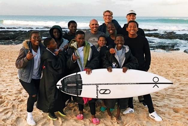 ケリー・スレーターさんのインスタグラム写真 - (ケリー・スレーターInstagram)「Nothing better than the big, open walls of #JBay. Fun day today and hoping for some more solid waves this week. Spent the afternoon talking with the girls and crew with @surfersnotstreetchildren, #BrittMerrick, and lots of surf fans. I’ve also been shell hunting and meditating. All these things go together very cohesively at J-Bay. 🙂」7月14日 8時49分 - kellyslater