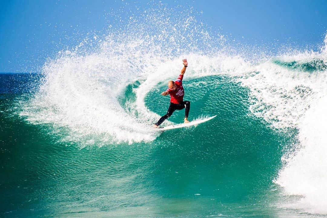 ケリー・スレーターのインスタグラム：「Nothing better than the big, open walls of #JBay. Fun day today and hoping for some more solid waves this week. Spent the afternoon talking with the girls and crew with @surfersnotstreetchildren, #BrittMerrick, and lots of surf fans. I’ve also been shell hunting and meditating. All these things go together very cohesively at J-Bay. 🙂」