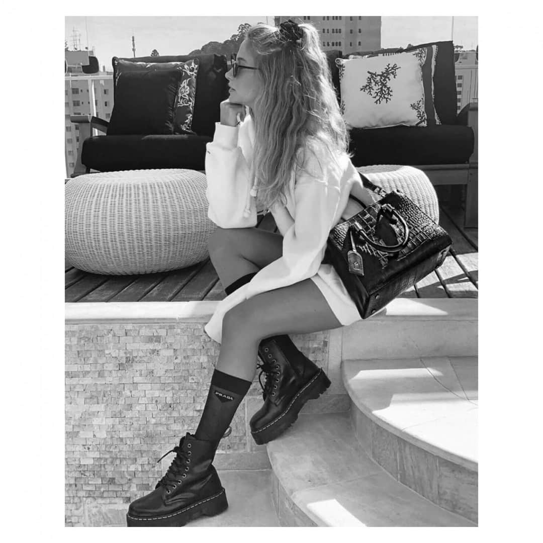 Schutzのインスタグラム：「Cool style tips with @isasettanni 🖤 #schutzhandbags #schutzicon」