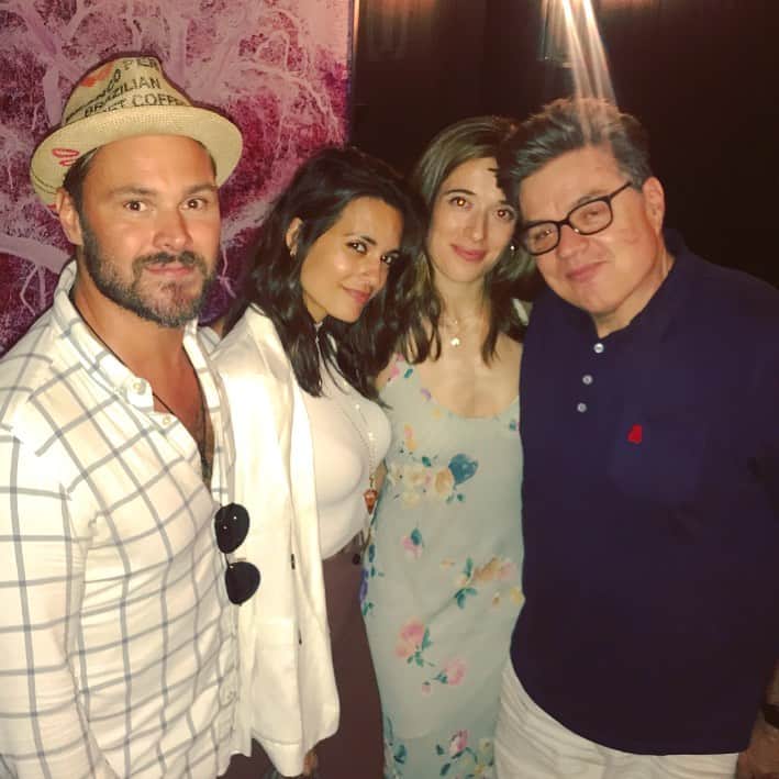 トーレイ・デヴィートのインスタグラム：「Hey Oliver , looks like you got a little lipstick on your cheek ... 🤔 I’m gonna take a guess and say @barrettmarlyne is the kissing culprit! ❤️😘 #We’reback」