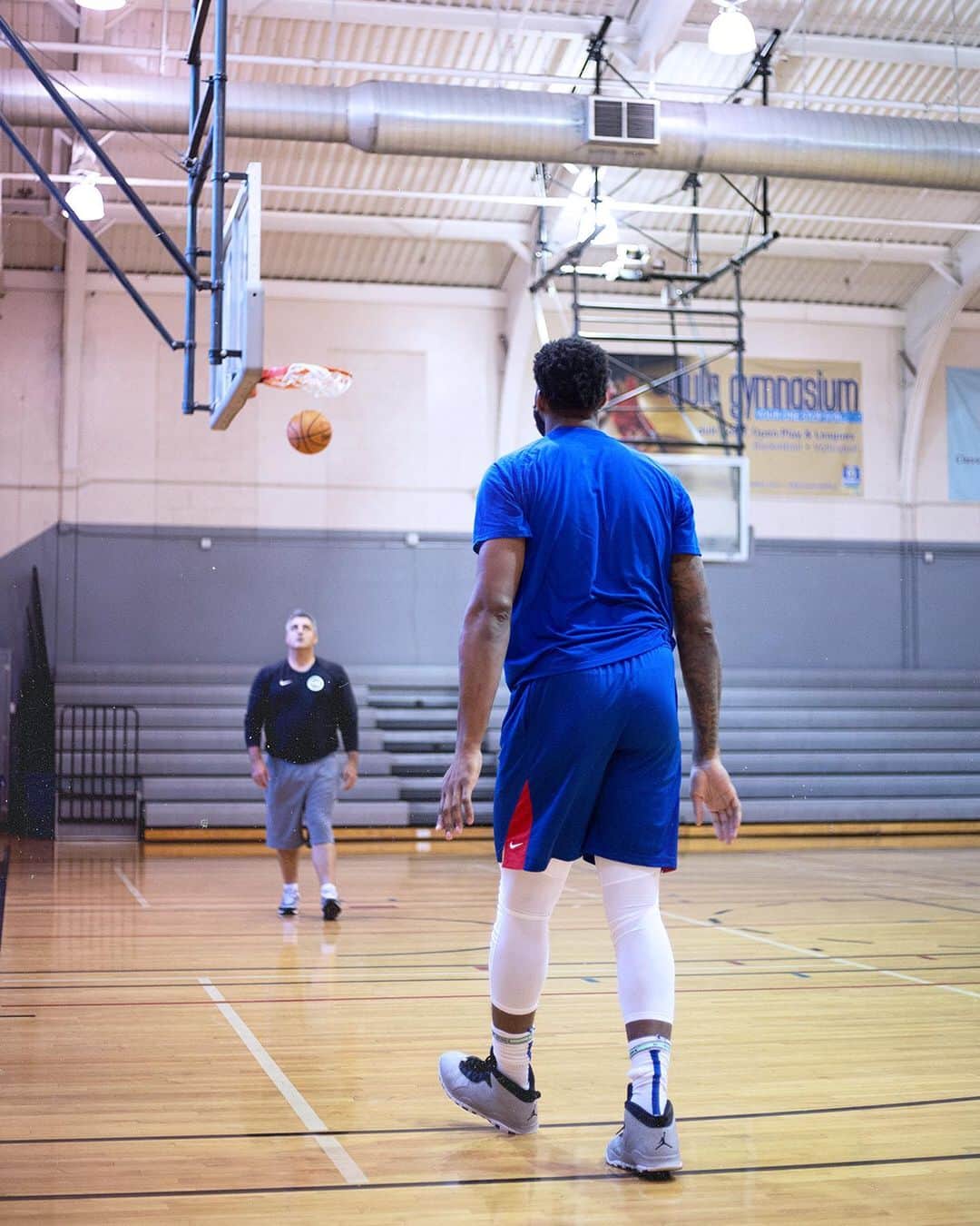 アンドレ・ドラモンドのインスタグラム：「Can’t leave the gym until you knock a couple down. Swipe for that last shot mood🦍 #dayswithdre」