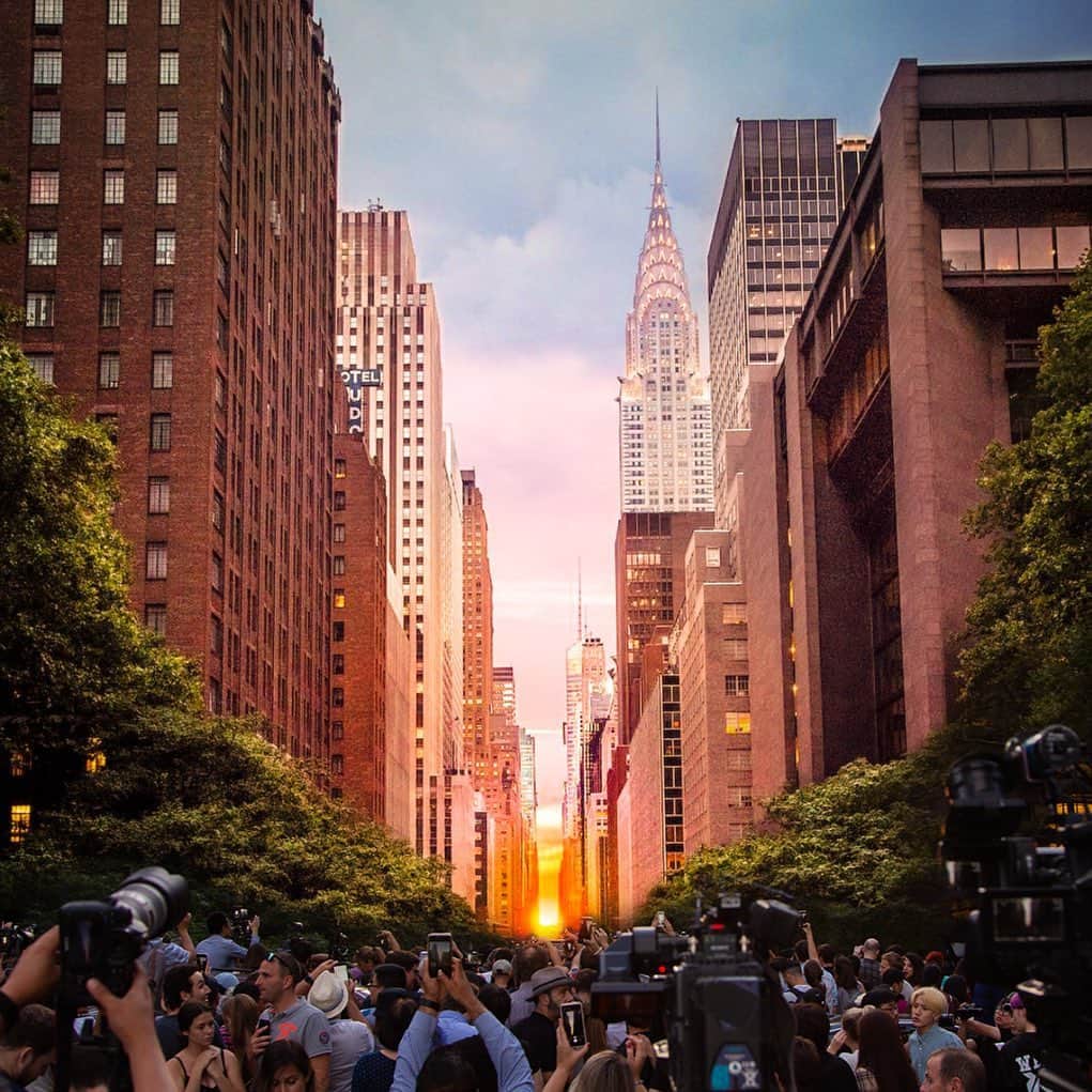 Bloomingdale'sさんのインスタグラム写真 - (Bloomingdale'sInstagram)「Having a #Manhattanhenge moment with basically everyone in NYC 😂🌇 . . . . . . . #NYCgram #NYCViews #Sunset #Bloomingdales」7月14日 9時10分 - bloomingdales