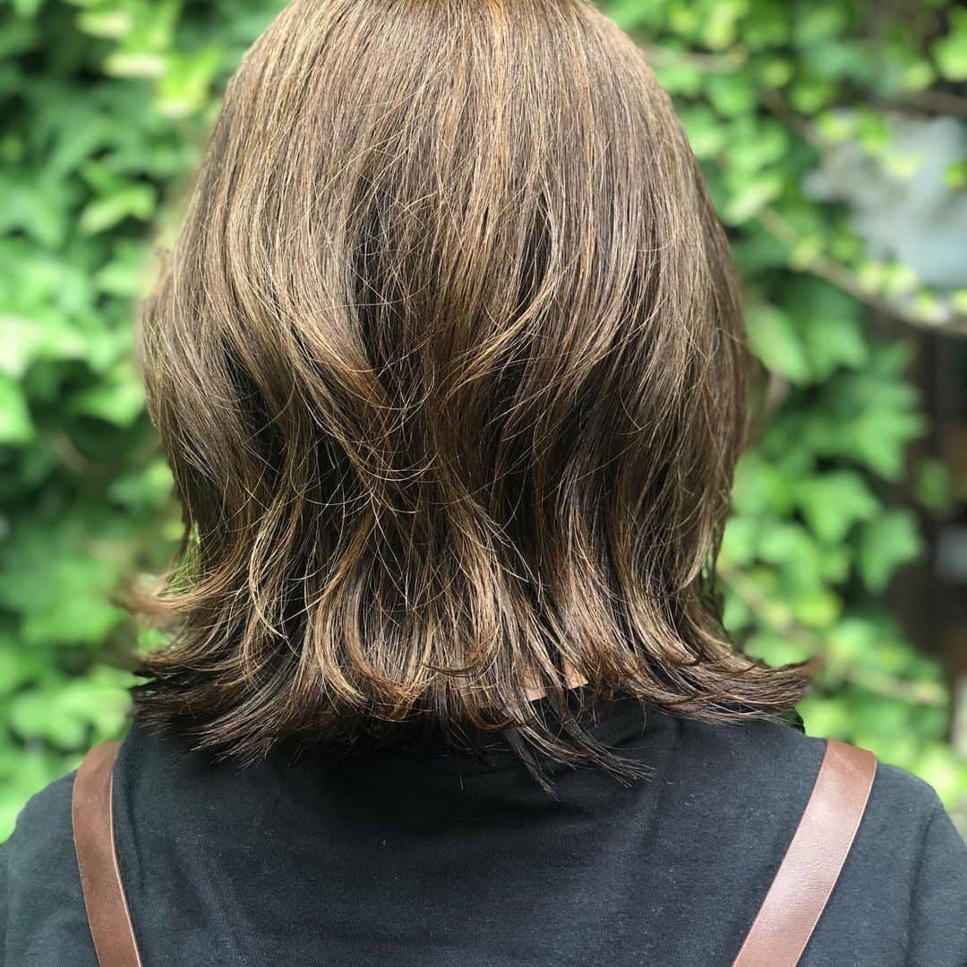 【北堀江・美容室 peaks hair】のインスタグラム：「細めハイライト  ベージュカラー  トーンアップ  ブリーチカラー  イルミナカラー  #peakshair #ピークスヘアー#堀江#北堀江#美容室#Instagood#Instahair#hairstyle#Instafashion#イルミナカラー#小顔#美意識#おしゃれな人と繋がりたい#おしゃれ#お洒落#ヘアアレンジ#ヘアスタイル」