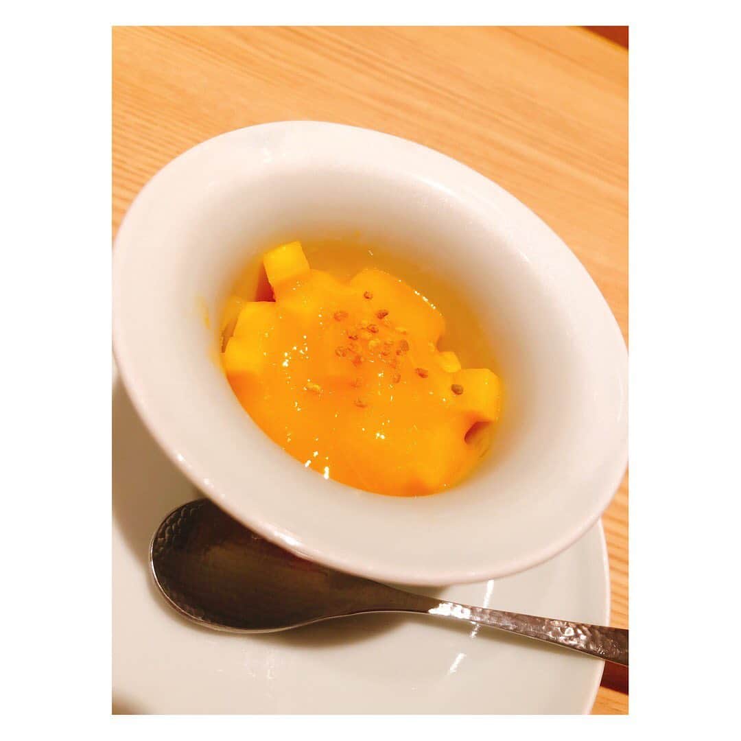 箕田 みなみさんのインスタグラム写真 - (箕田 みなみInstagram)「すみれちゃんとほうば✨ 何回来ても美味しい🥺💓 ここの唯一の難点は予約が取りにくい事⤵︎ 次は来年の1月😅ん〜待てない‼️笑 ・ ・ #ほうば #大阪 #北新地 #韓国料理 #グルメ #大阪グルメ #ミシュラン #ミシュラン大阪 #食べ歩き #食スタグラム ・ ・ #占い #占い師 #風水師 #占い師霊能者もお忍びで訪れる占い師  #心理カウンセラー #米国nlp協会認定心理カウンセラー  #幸せ占い師の日常」7月14日 9時13分 - minami.mita