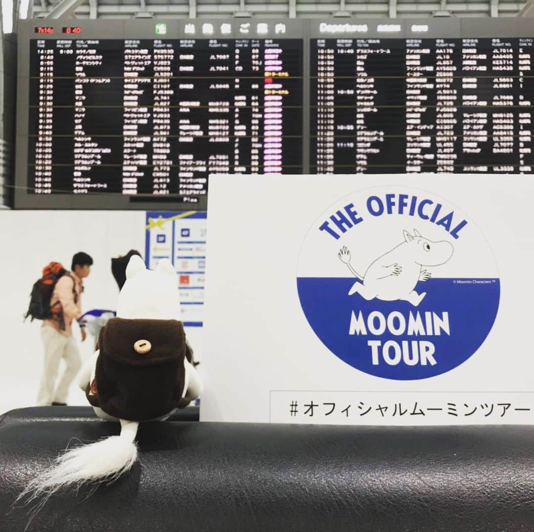 のインスタグラム：「#オフィシャルムーミンツアー サマーツアーが本日出発🛫🇫🇮 ムーミンと一緒に見送りに来たよ！ (ムーミン、せっかくリュックを背負ってきたけど今回は行けないんだ😭ゴメン) ムーミンの物語が生まれたところってどこ？ フィンランドのどこ？🇫🇮 その答えの一つは今回のメイン訪問地ペッリンゲにあります。 幼少期からトーベが愛したところはどんなところか。トーベが愛したペッリンゲやクルーヴハル島の夏はどんな「感じ」？ 観光地ではないですけれど、空気や風を「感じ」るムーミン旅🌿 もちろんムーミン美術館もムーミンワールドも行くよ！ #オフィシャルムーミンツアー での旅のおすそ分けもお楽しみに。 #ムーミン #ムーミンツアー  #オフィシャルムーミンツアー #お留守番ムーミン #サマーツアー #成田空港 #moomin #officialmoomintour #naritaairport #PEIKKO」