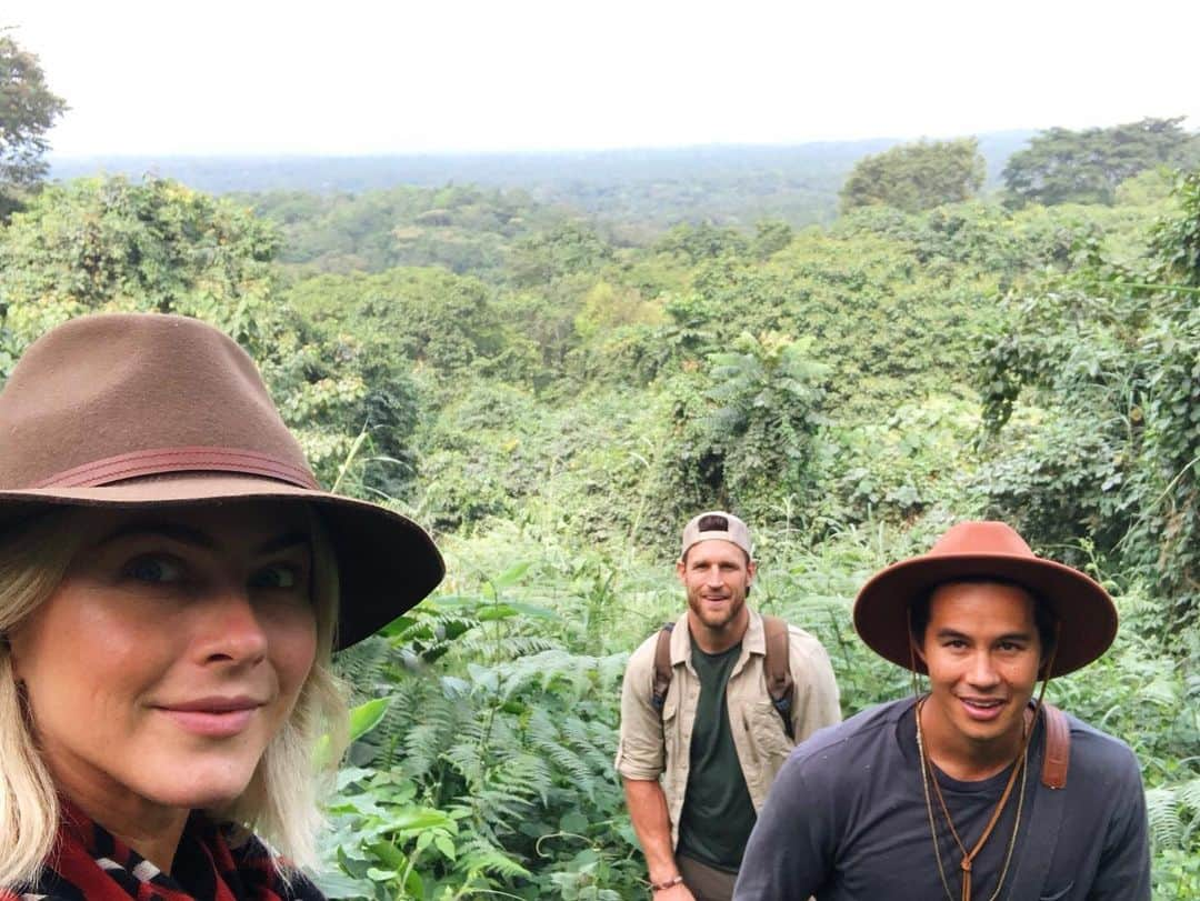 ジュリアン・ハフさんのインスタグラム写真 - (ジュリアン・ハフInstagram)「When in Uganda... you trek for Chimpanzees!! 🇺🇬 So so special adventuring and observing nature with this crew. 🙌」7月14日 9時19分 - juleshough