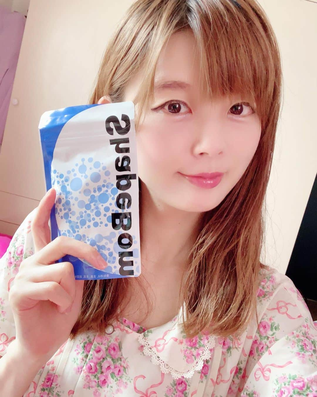 satomiさんのインスタグラム写真 - (satomiInstagram)「♡ダイエットの味方サプリ「ShapeBom」♡ * * 1日4粒飲むだけで糖質の吸収を抑えてくれるの💊 サラシア、白インゲン豆、BCAAや杜仲茶、緑茶カテキン、烏龍茶、ビタミンB6などが入ってて健康にも良さそう♡( ˘ ³˘)♡ * * ダイエット中って食べることに罪悪感を感じたり 過度な食事制限で逆に暴飲暴食しがちだけど そんな心配なし！高カロリーな物食べても体重の増減も無いから愛飲中💊💕💕 * * ★リンク★ https://motions-shop.jp/shopping/lp.php?p=motions_2&adcd=4oa8uv5hjst ストーリーも見てほしいな(ㅅ´ ˘ `) * * #ShapeBom #糖質カットサプリ #ダイエットサプリ #pr #ダイエット #大食い女子 #フードライター #スイーツ女子 #サプリ #ダイエットの味方」7月14日 9時20分 - saatoomii47