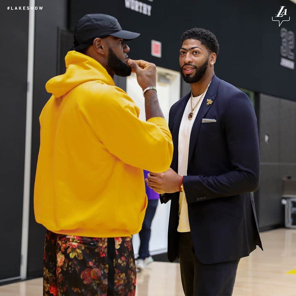 Los Angeles Lakersさんのインスタグラム写真 - (Los Angeles LakersInstagram)「All eyes on these two 👀👀」7月14日 9時31分 - lakers