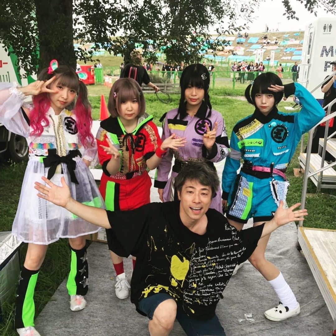 田村淳のインスタグラム：「ゆるめるモ!と久しぶりに会ったよ どんどん有名になってくねぇ 楽曲も良いし アイドルの枠を超えるアイドル  #ゆるめるモ!」