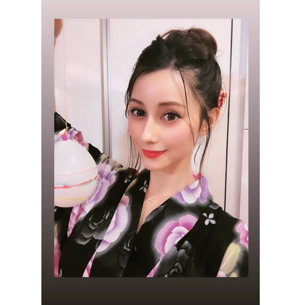 ダレノガレ明美さんのインスタグラム写真 - (ダレノガレ明美Instagram)「今年、初めて浴衣を着てみました☺️ 仕事ではよく着るけど、プライベートでは何年振りかな？ 4年振りかも😂 自分で着てみました💋 帯が大変でしたが無事に完成！ 写真の関係で反転していると思いますが安心してください！ ちゃんと着れてます😂 大好きな友達が少し早めの誕生日会をしてくれたのでゆっくり写真載せていきます✨ 楽しすぎてずっと笑ってました！☺️」7月14日 9時28分 - darenogare.akemi