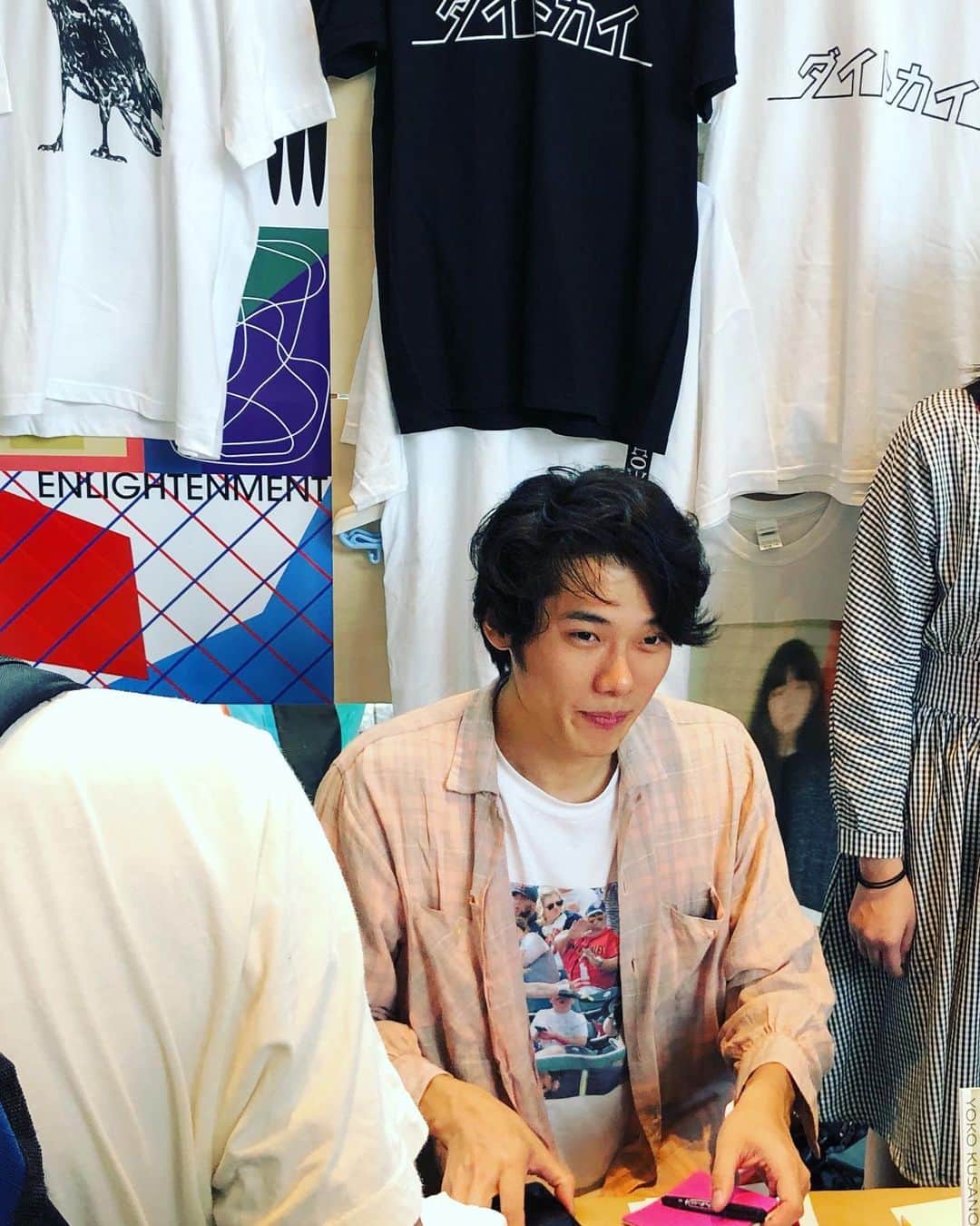 森岡龍さんのインスタグラム写真 - (森岡龍Instagram)「東京都現代美術館にて開催されている﻿ ﻿ TOKYO ART BOOK FAIRに参加してきました。﻿ ﻿ どこもかしこも本、本、本📘📚📕📙📚📗 ﻿ ﻿ 後輩の松㟢翔平のZINEを購入。﻿ ﻿ 魯肉飯やら鶏肉飯のレシピが載っていて、お腹が空く。﻿ ﻿ 台湾のオススメスポットも載っていて300円。﻿ ﻿ 文章もエモーショナルで良い◎﻿ ﻿ 他にも写真集やら龍ステッカーを買いました🐉﻿ ﻿ 世界的な巨匠になりつつある三宅唱監督にお供してもらいました👬﻿ ﻿ #東京都現代美術館﻿ #TokyoArtBookFair﻿ #東京アートブックフェア﻿ #Netflix﻿ #テラスハウス﻿ #terracehouse ﻿ #呪怨﻿ #松㟢翔平﻿ #三宅唱﻿ #shomiyake」7月14日 9時35分 - ryu_morioka
