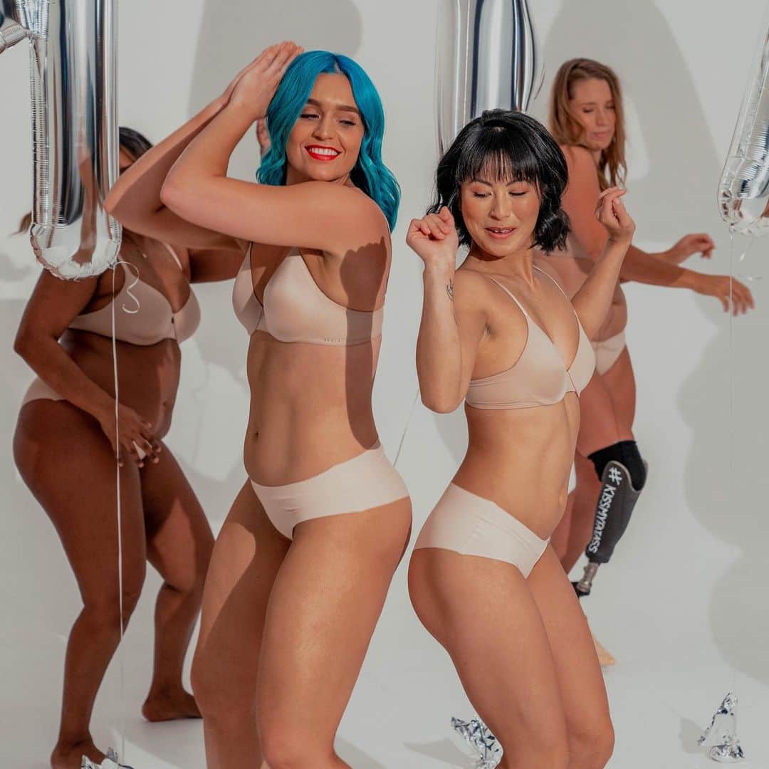 シェパードのインスタグラム：「Shake it like a Polaroid picture! Be proud and share your #kissmyfatass photo with us by using the hashtag and tagging @wearesheppard . 📸: @jasonbovino」