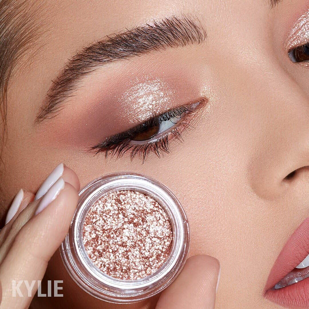 Kylie Cosmeticsさんのインスタグラム写真 - (Kylie CosmeticsInstagram)「Night Swim shimmer eye glaze ✨ a gorgeous metallic champagne bronze with silver pearl ☀️ available now on KylieCosmetics.com 🏝 #UnderTheSea」7月14日 9時39分 - kyliecosmetics