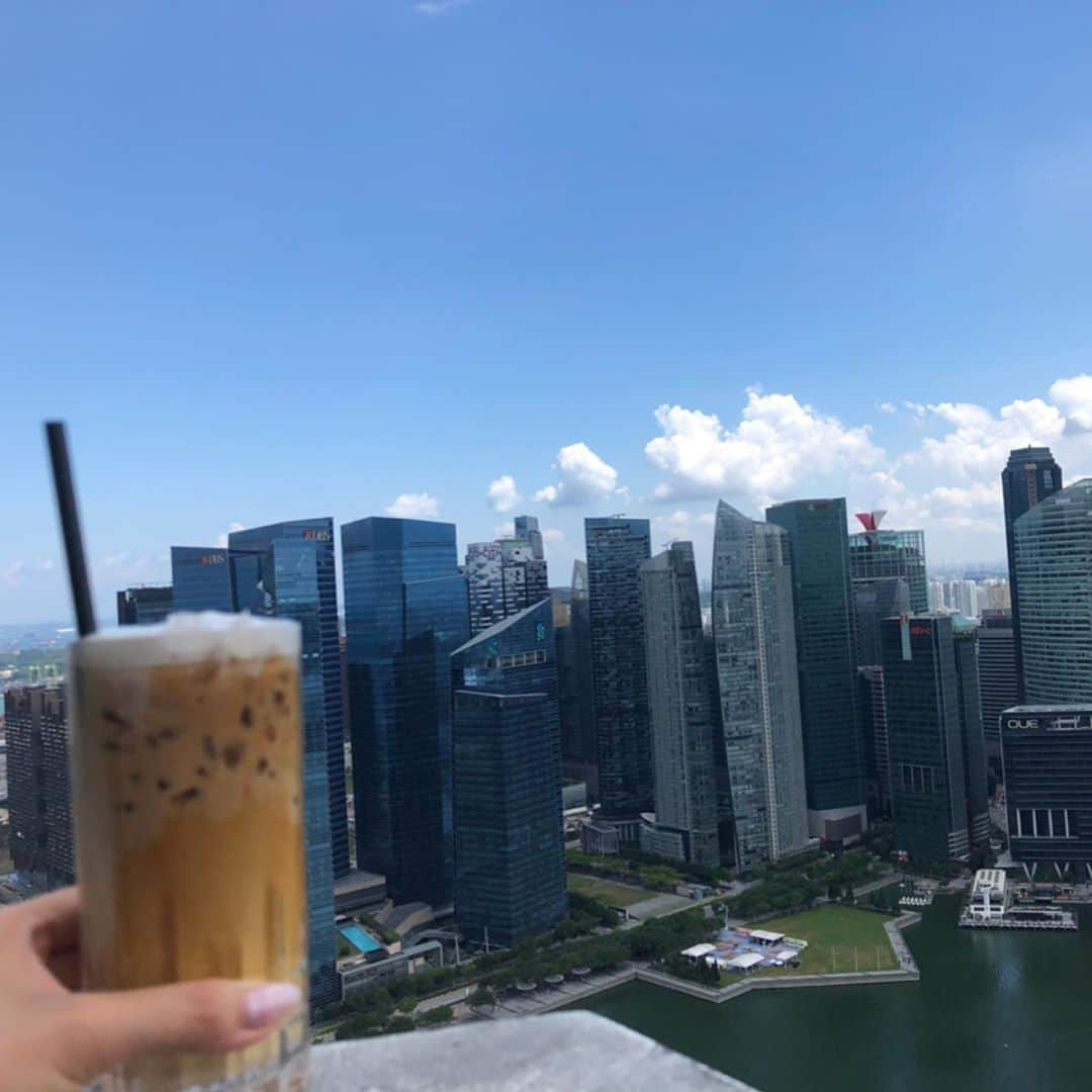 市原彩花さんのインスタグラム写真 - (市原彩花Instagram)「マリーナベイサンズ✨ 外から見ても良し、中で過ごしても良し✨ . 屋上のプールは宿泊者限定だけど、横にあるレストランLAVOは誰でも利用できるよ😊 カフェ代650円くらいからこの景色見ながらテラスでのんびり出来るから最高😆💕 みんなすごく喜んでくれるから、あーちゃんツアーでは必ずここに来るよ♪ 私お気に入りのアペロルスピリッツもあるの🍸 シンガは暑くていっぱい観光すると疲れちゃうから、休憩しながらのんびり周ろう😇 タワー1のLAVO専用エレベーターで1階から57階に行ってね😄 #marinabaysands#mbs#マリーナベイサンズ#singapore#シンガポール#singaporetrip#singapore_insta#シンガポール旅行#シンガポール観光#シンガポール在住#シンガポール在住日本人#シンガポール暮らし#lavo#rooftopbar#tabijyomap_singapore . You can go to Lavo even if you do not stay😄」7月14日 9時49分 - ayaka_ichihara