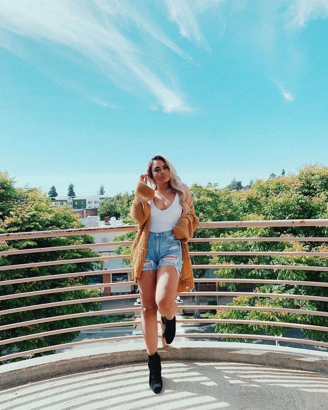 American Eagleさんのインスタグラム写真 - (American EagleInstagram)「When you are the view 👀 #rg @itskelseydespues #AExME」7月14日 9時42分 - americaneagle