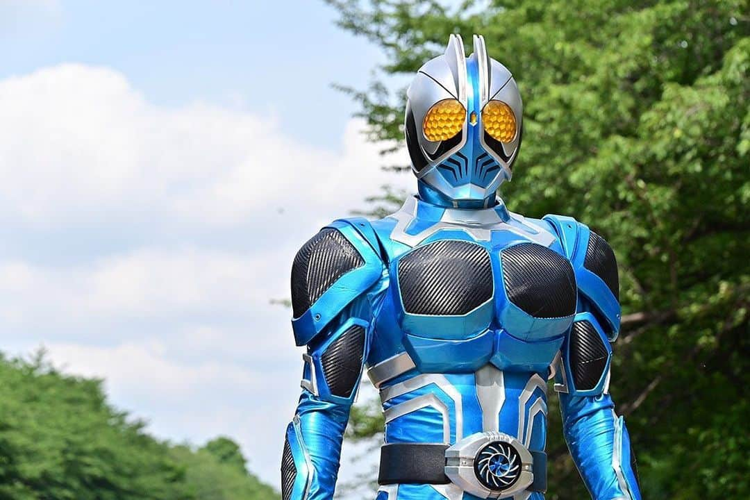 荒井敦史のインスタグラム：「現在放送中の 『仮面ライダージオウ』に 湊ミハル/仮面ライダーアクア として出演します。 劇場版ライダーだった私が… 約8、9年振りに出るみたいです。 未来のライダーで良かったですね。笑 #仮面ライダージオウ #仮面ライダーアクア #湊ミハル #荒井敦史」