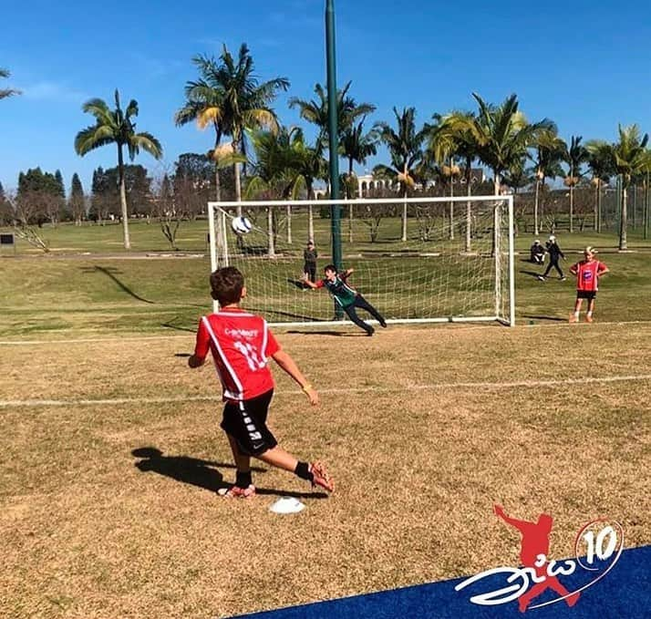 ジーコさんのインスタグラム写真 - (ジーコInstagram)「Mais uma semana de Clinica de Futebol Zico 10 no Club Med Lake Paradise em Mogi das Cruzes-SP. Ta tao legal que ate meu neto Arthur , que não e chegado a bola, se empolgou pra fazer. Vamos em frente molecada e parabéns a toda equipe. Força que tem mais 2 semanas pela frente.」7月14日 9時55分 - zico