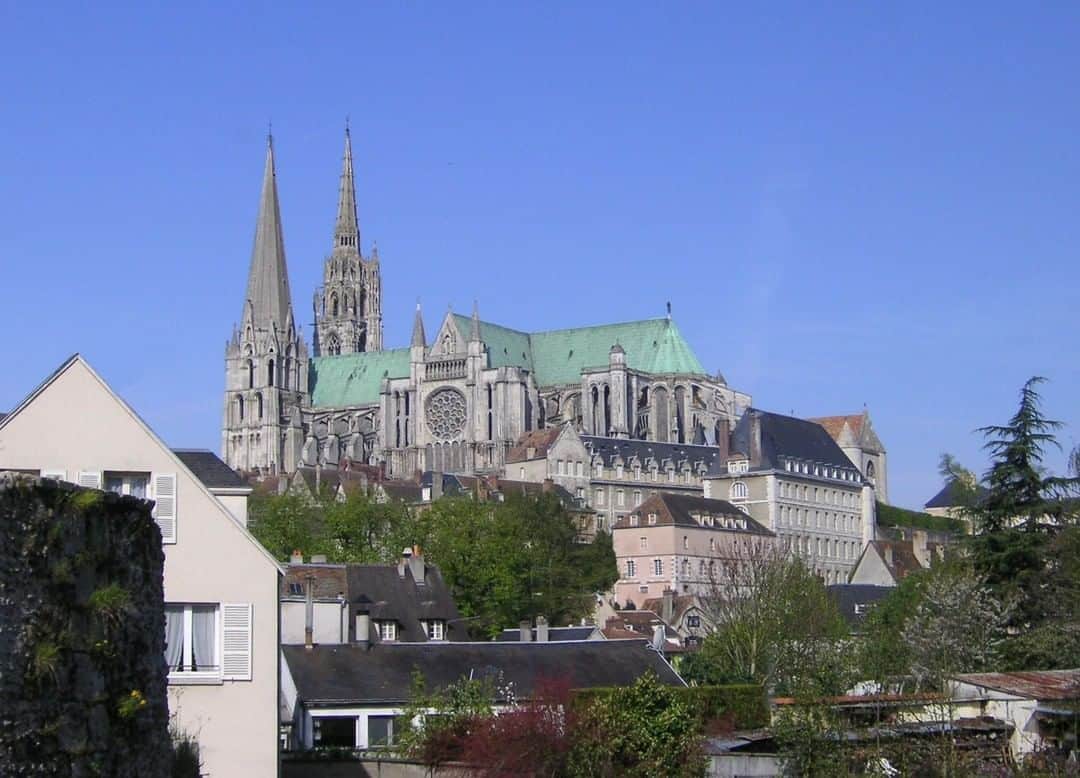 フランス大使館さんのインスタグラム写真 - (フランス大使館Instagram)「【フランスの風景🌄】パリの南西に位置するシャルトルのノートルダム大聖堂（シャルトル大聖堂）は、1979年に初めてユネスコの世界遺産に登録された大聖堂です。12～13世紀のステンドグラスがそのまま残り、特に「シャルトルの青」といわれる輝くような青色のステンドグラスは世界的に知られています。 🌄Un jour en France : la cathédrale Notre-Dame de Chartres est la première cathédrale à avoir été classée au patrimoine mondial de l’UNESCO ! Lieu incontournable des amoureux du vitrail, elle recèle également bien d’autres secrets !」7月14日 10時00分 - ambafrancejp