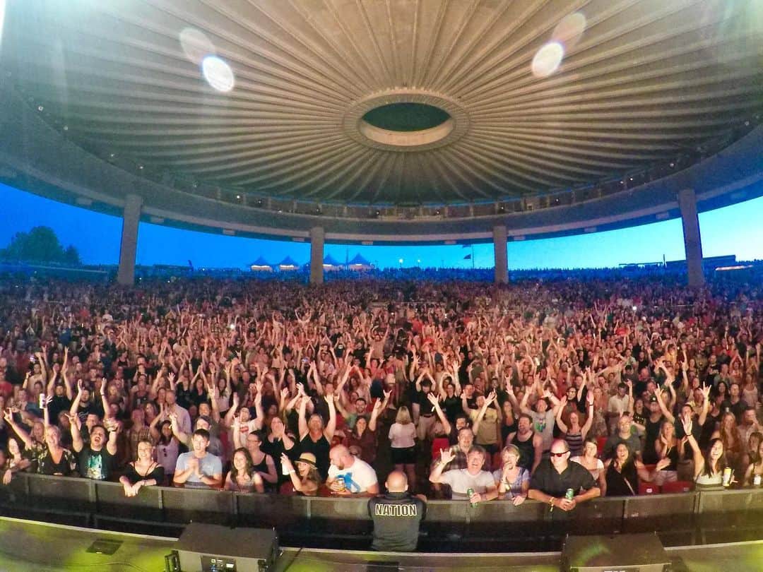 のインスタグラム：「Jersey. Holy shit. You guys rule. Thank you for being an amazing crowd. ❤️🤘🙏🙌💪 🛸」