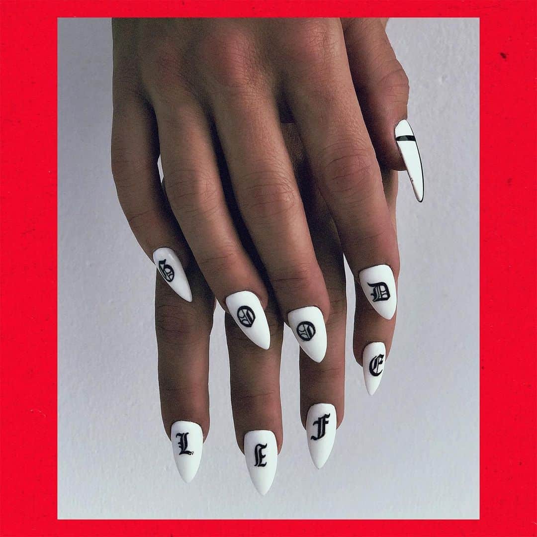 キンバリー・ペリーさんのインスタグラム写真 - (キンバリー・ペリーInstagram)「New nails who dis? (music vid prep - should we do a press on version of these for merch or nah?) xx #thegoodlife」7月14日 10時05分 - thekimberlyperry