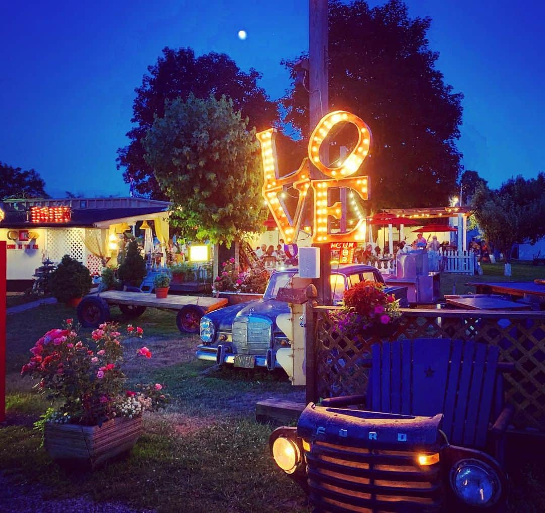 サーシャ・コーエンさんのインスタグラム写真 - (サーシャ・コーエンInstagram)「Small town fun. 🎥 🍿 🚘 #drivein #movie #upstateny #newyork #summer #fun #weekendvibes」7月14日 10時15分 - sashacohennyc