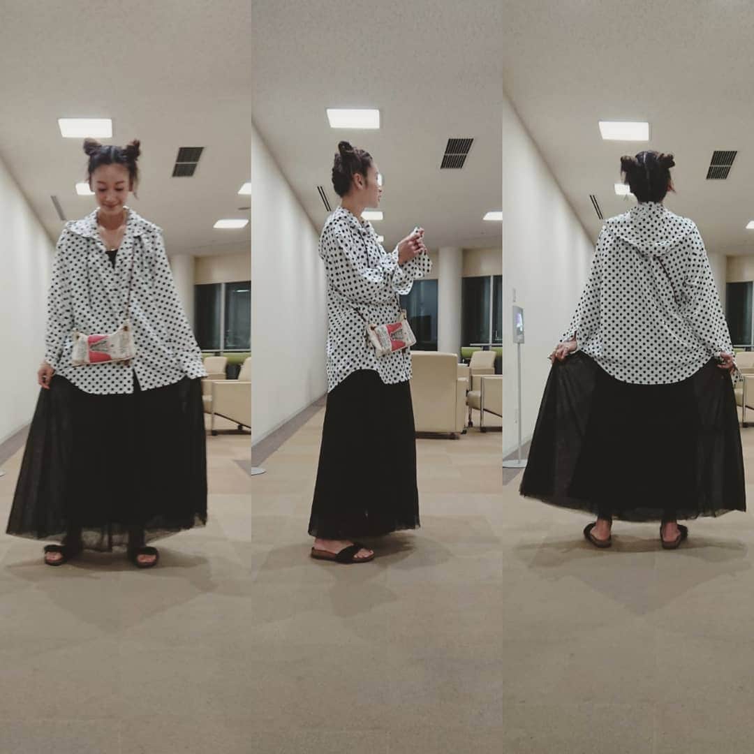 西山茉希さんのインスタグラム写真 - (西山茉希Instagram)「俺流ドット。 『散歩じゃないよ、お仕事だよスタイル』  #ゆるーず  #チュール愛 #俺流コーデ #脱力は服から  そんくらいが心地良い。  #衣装も私服もチュール祭day」7月14日 10時14分 - maki.nshiyama50