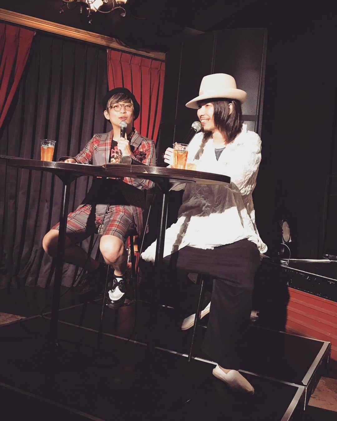 YoYoさんのインスタグラム写真 - (YoYoInstagram)「辻本美博主催『Like a House Party vol.4』@大阪・JANUSにて。尽きない話と楽しい音が飛び交った夜でした( ´∀｀)(写真を拝借)  トークセクションたっぷりなこの機会だからこそ膨らんだお話。ビールを買ってきてくれるあたたかなファン、皆さんと乾杯しながら、ゆっくりまったりと、、、ギャラリーも聞く体制ばっちりのナイスリアクションだから楽しくて、思ったよりも時間は早く過ぎて行く。カルメラとして、カルメラホーン隊として、つーじーとして過去沢山のライブを共にしてきた事も振り返りながら、時を経てレーベルメイトになった今に、、、乾杯！  クラリネットサウンドの生きるつーじーオリジナルも等身大の可愛いオシャレなジャズワルツで、もう一曲演奏した曲がゴウシ伝説のオリジナルだったとは！本番演奏直前にびっくらこいた、笑。 ※ゴウシ伝説とは、ファミコンソフトの名称ではなく、エンタメジャズバンドCalmeraのリーダーの西崎ゴウシ君の事である。  そんなライブを見守る突然の会場登場のゴウシ伝説の熱も肌で感じながら、YoYo the "Pianoman" オリジナルもクラリネット&サックスつーじーを迎えて奏でる。「君といるなら☆」ではなく「君がいるなら☆ / SOFFet」で過去にライブでセッションして"音楽"してきたのを思い起こすように、、自由で楽しいジャズに♫初対面のサポートメンバーも熱いプレイで素晴らしく、曲を気に入ってくれて楽しんでくれた事、何よりでした。佐々木善暁(Ba)富永ちひろ(Dr)初女性ドラマーのパワフルさ圧巻！  DJつーじーのオンパレードの選曲、、語られるSOFFet愛。Calmeraに最初に会った時のようなドワハハハ！！な笑い声が大阪の街に響くように、、気が付けば夜は明け明るくなってる！そんな"伝説"な打ち上げでした（╹◡╹） YoYo the "Pianoman" に出会ってデビューアルバムを手にとってくれた皆さん、ありがとうございます。また新しい出会いを沢山作ってくれたつーじーありがとう！！ ホムパvol.44の出演も、スタンばっとくぜぃっ！！！(*≧∀≦*)ヨンヨンより vol.14でも、イーヨ♫  #辻本美博 #yoyothepianoman #calmera」7月14日 10時23分 - yoyo_soffet