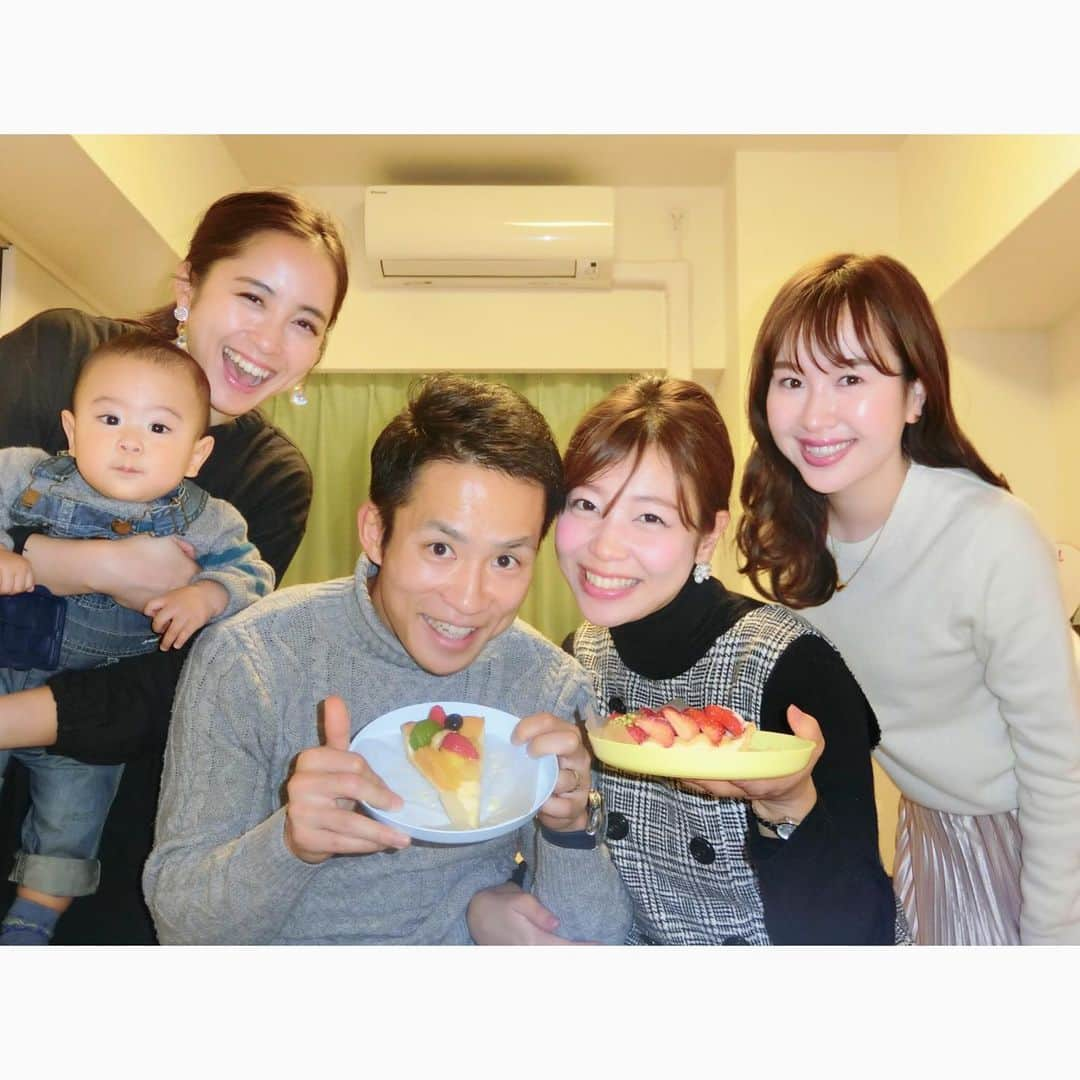 武田訓佳さんのインスタグラム写真 - (武田訓佳Instagram)「嬉しそうにケーキ持ってる院長😍🍰 ・ フラプリ会にも度々登場しては 女子会にすんなり溶け込んでる彼😂 たぶんこのフラプリ3人よりも 女子力高い&ストイック😂🏋🏻‍♂️✨ ・ ご飯のたびにお肌の相談乗ってくれて いつも的確なこと教えてくれる彼。 私はここに通うと誓いました🙏🏻💓 同い年、応援してるよー！！！ ・ ・ 8月4日🌺 無料体験できるとな。 ・ うん、さっそく行く❤️❤️笑 ・ ・ #shuhei美容クリニック #夙川 #神戸 #美容クリニック #シミ #とりたい #美肌 #なりたい #たるみ #たくない #しゅうへいくん #頑張れ #祝」7月14日 10時33分 - kunika0117