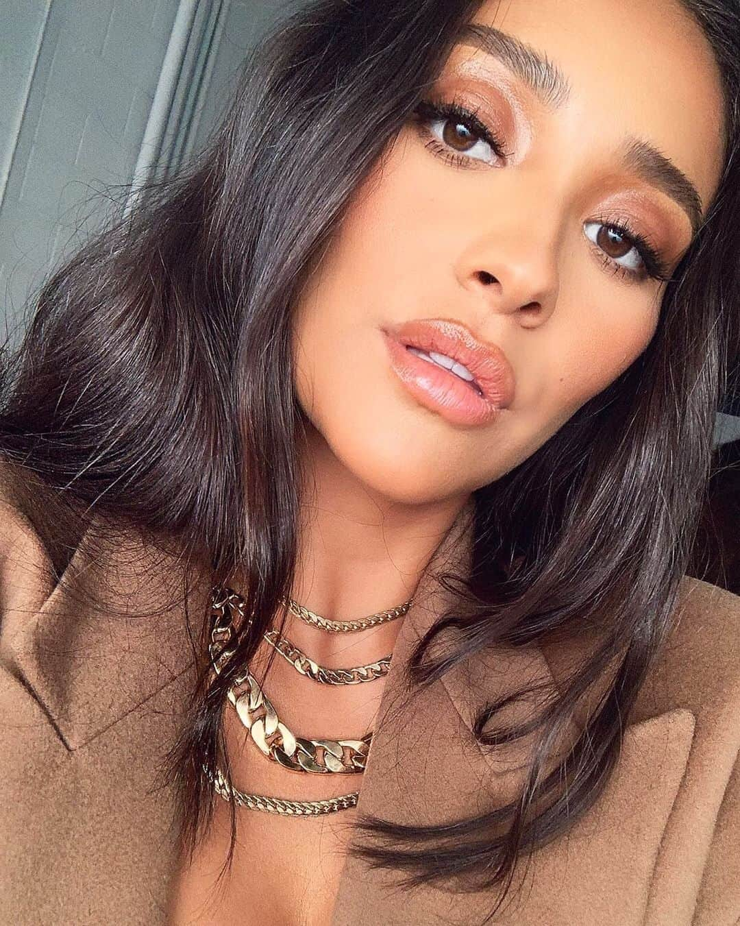 WHO WHAT WEARさんのインスタグラム写真 - (WHO WHAT WEARInstagram)「Saving under: summer beauty looks to try. ✔️✨ photo: @shaymitchell」7月14日 10時30分 - whowhatwear