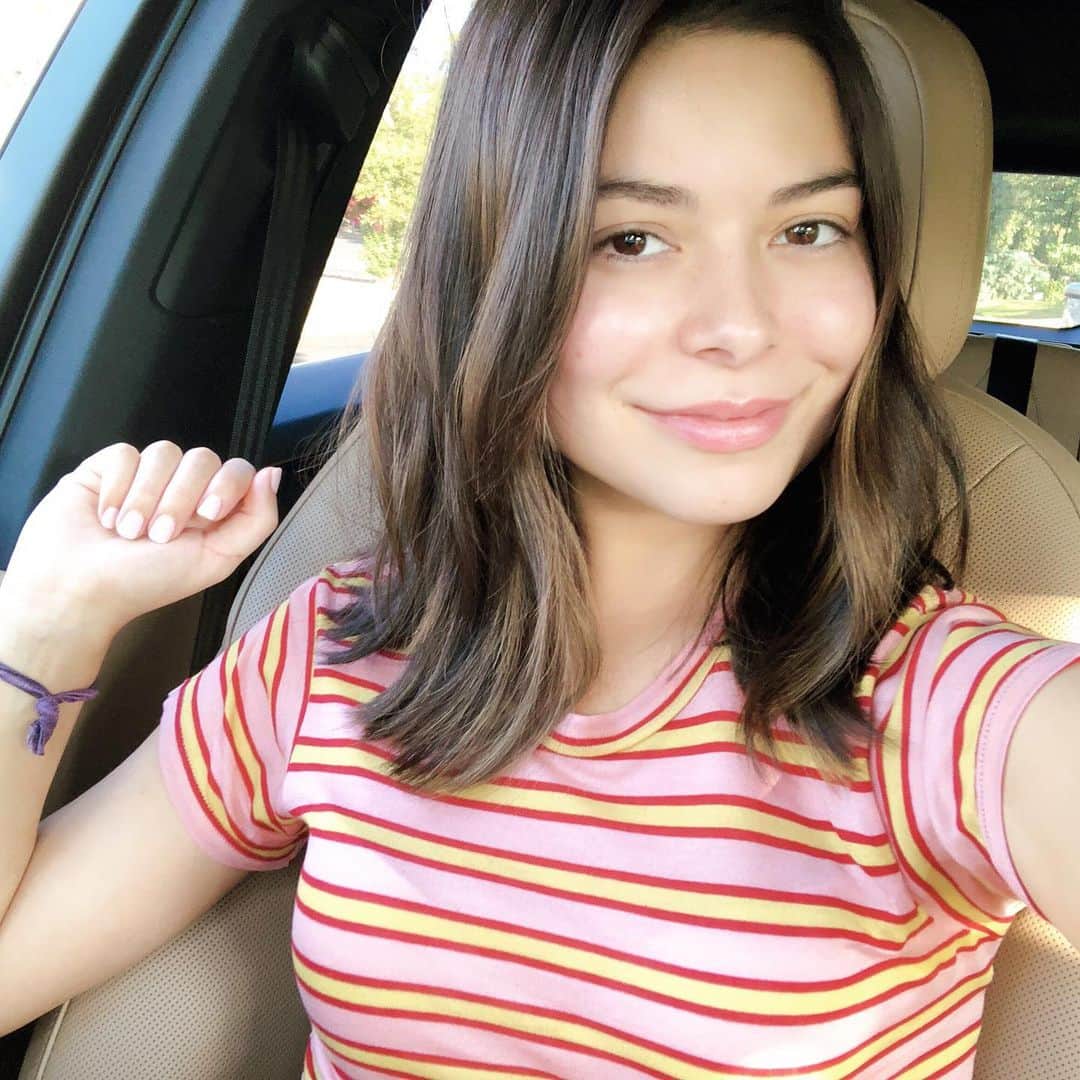 ミランダ・コスグローヴのインスタグラム：「New summer cut. Thanks @michaelhair」